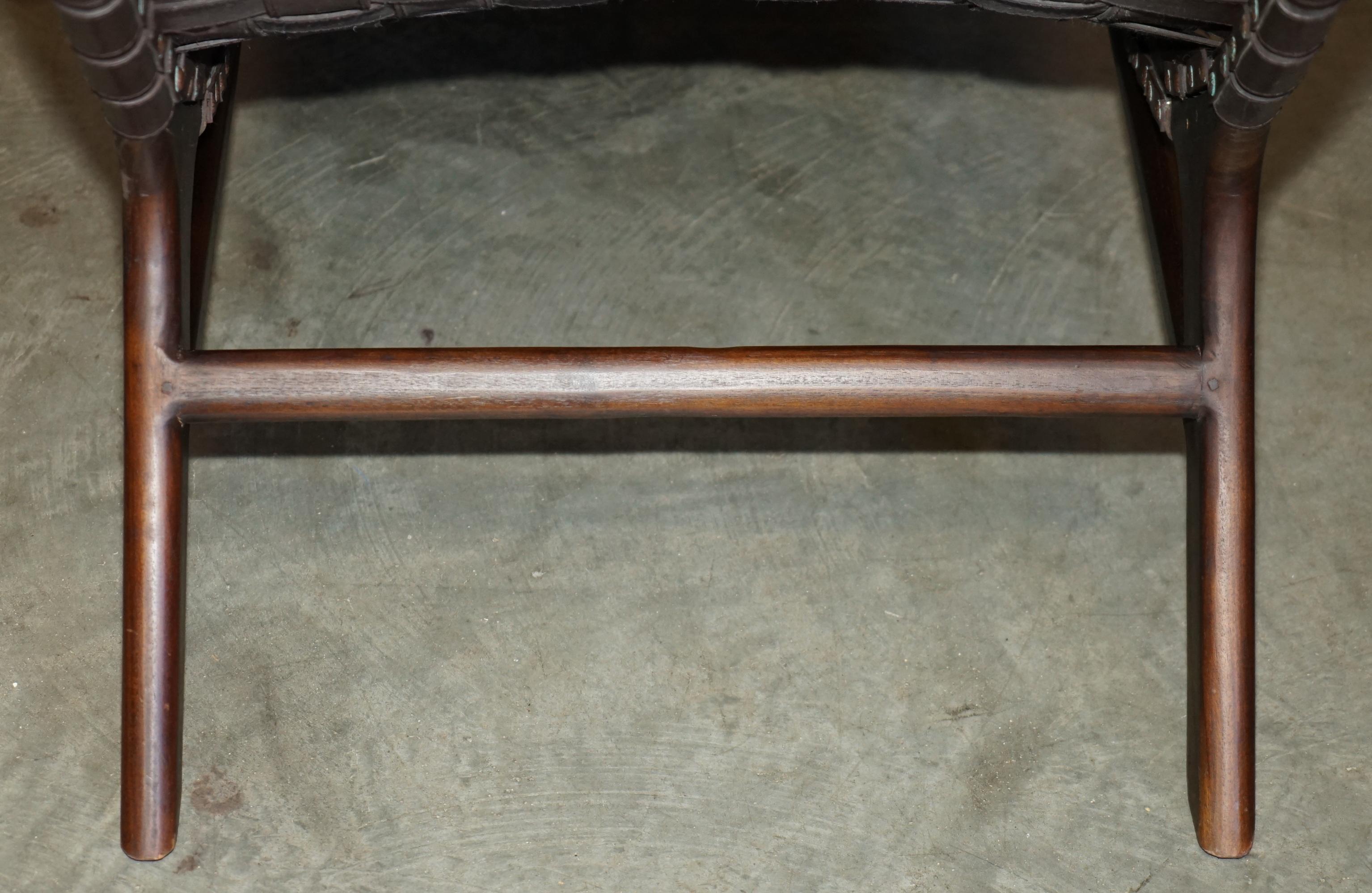 Cuir PAIR OF JOSE ZANINE CALDAS STYLE DANISH WALNUT WOVEN LEATHER CHAISE LOUNGE CHAiR en vente