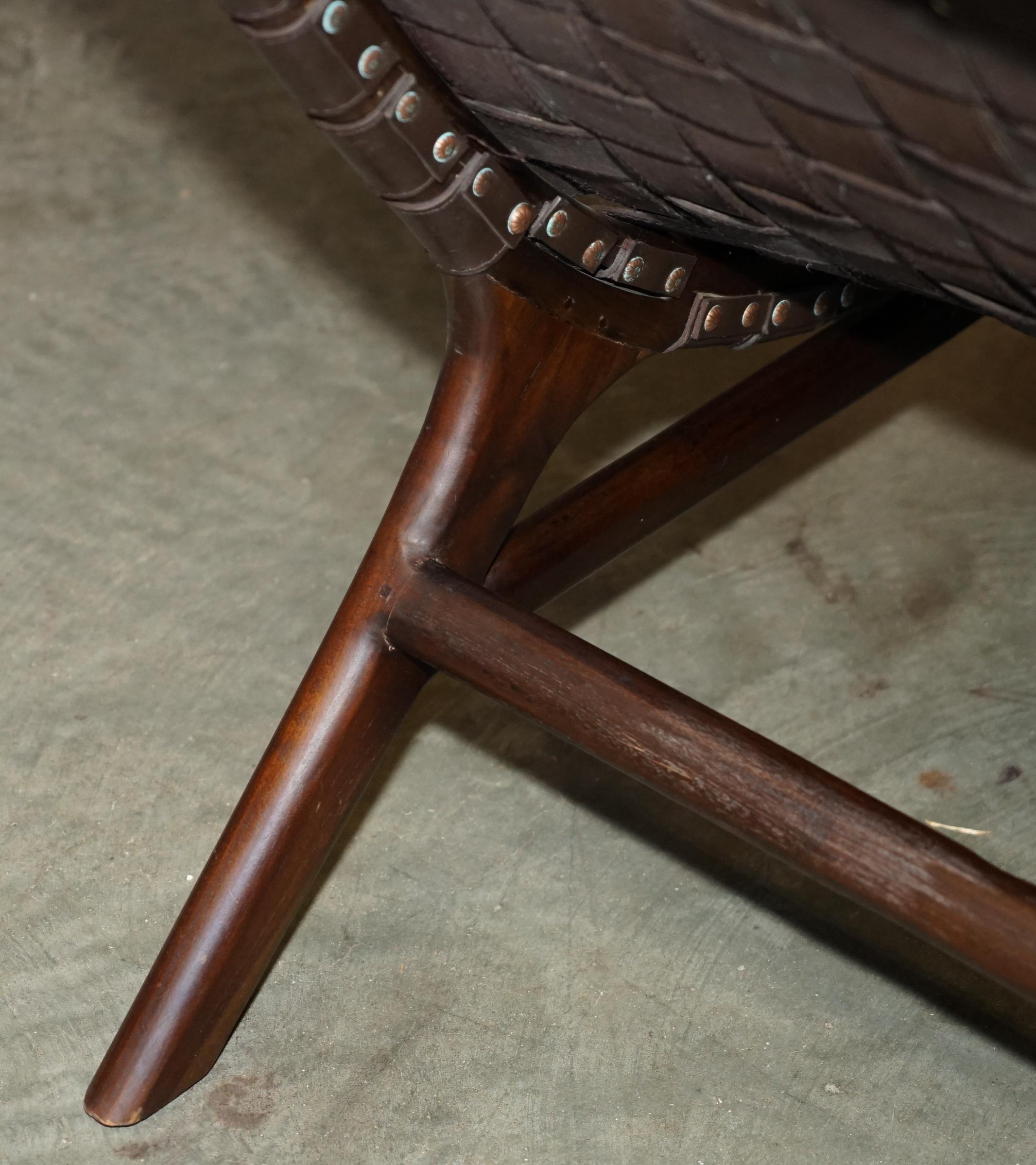 PAIR OF JOSE ZANINE CALDAS STYLE DANISH WALNUT WOVEN LEATHER CHAISE LOUNGE CHAiR en vente 1