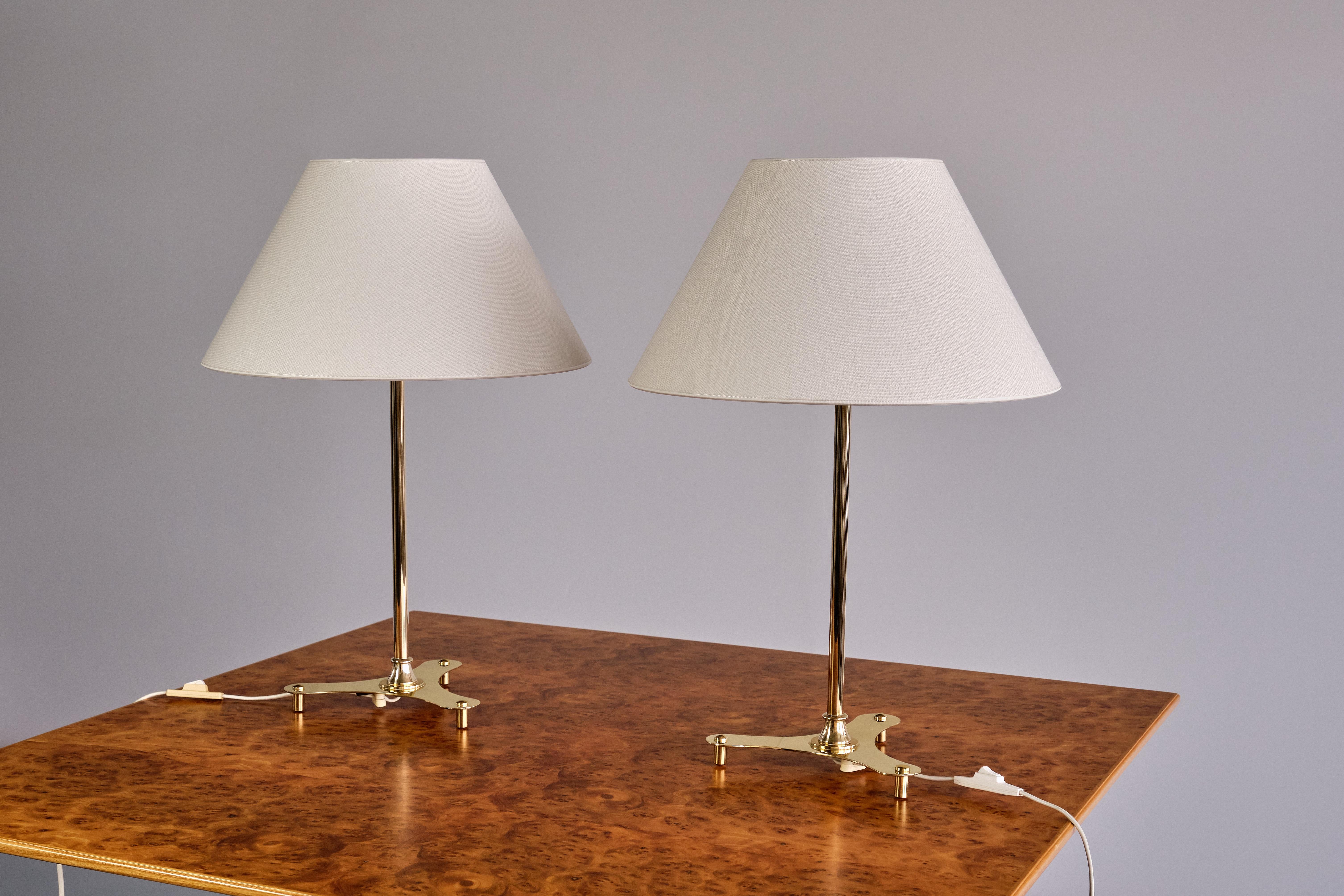 Cette rare paire de lampes de table a été conçue par Josef Frank et produite par Svenskt Tenn en Suède dans les années 1950. Les lampes portent le numéro de modèle 2467/2 sur la base du culot. Ce modèle, qui n'est plus produit, figurait également