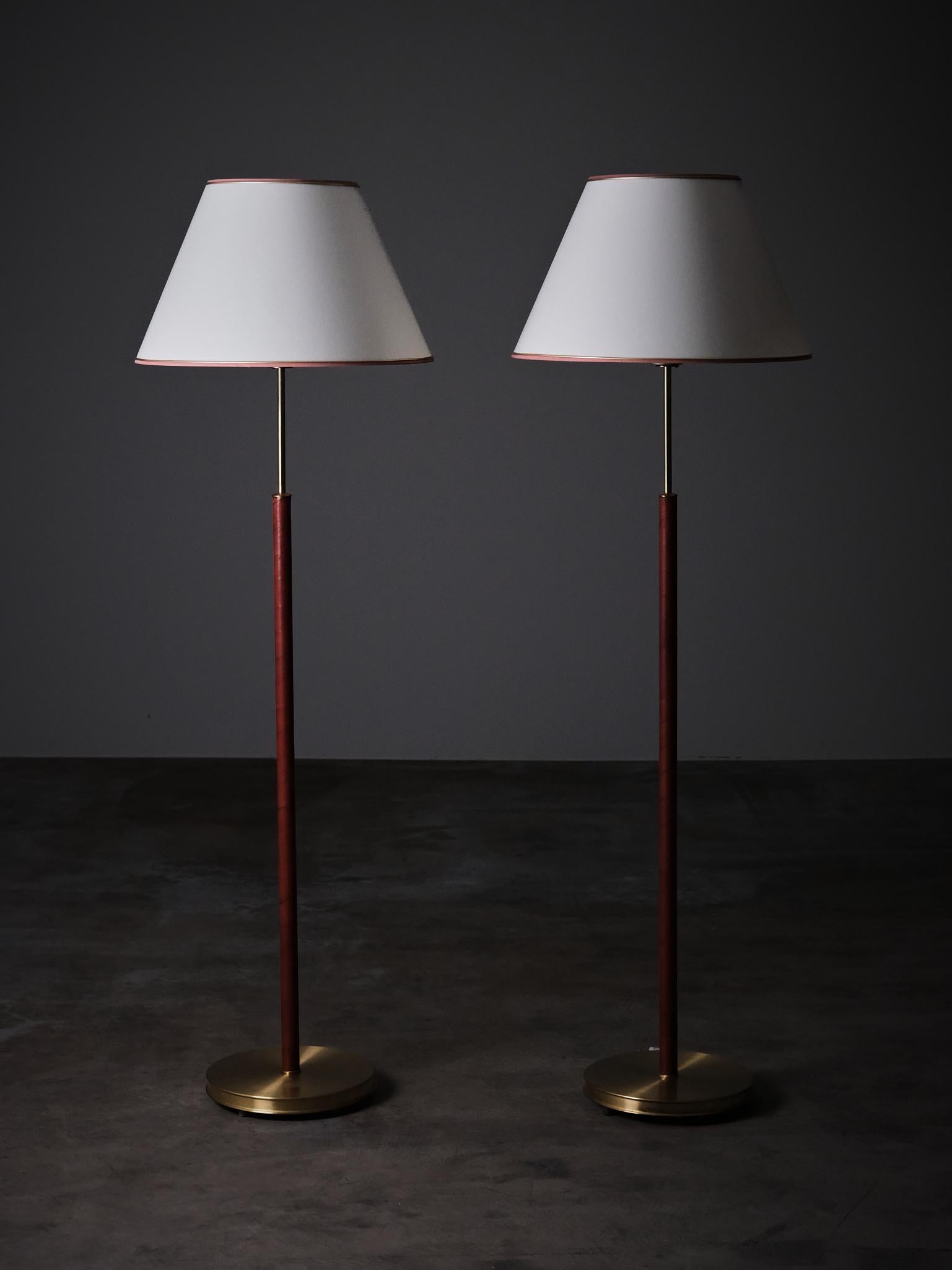 Lampadaires conçus par Josef Franks pour Svenskt Tenn modèle '2148'. Fabriqué par Svenskt Tenn en Suède au milieu du 20e siècle.  

La lampe se compose d'une base et d'une tige en laiton, enveloppées de cuir marron. Il est surmonté d'un abat-jour en