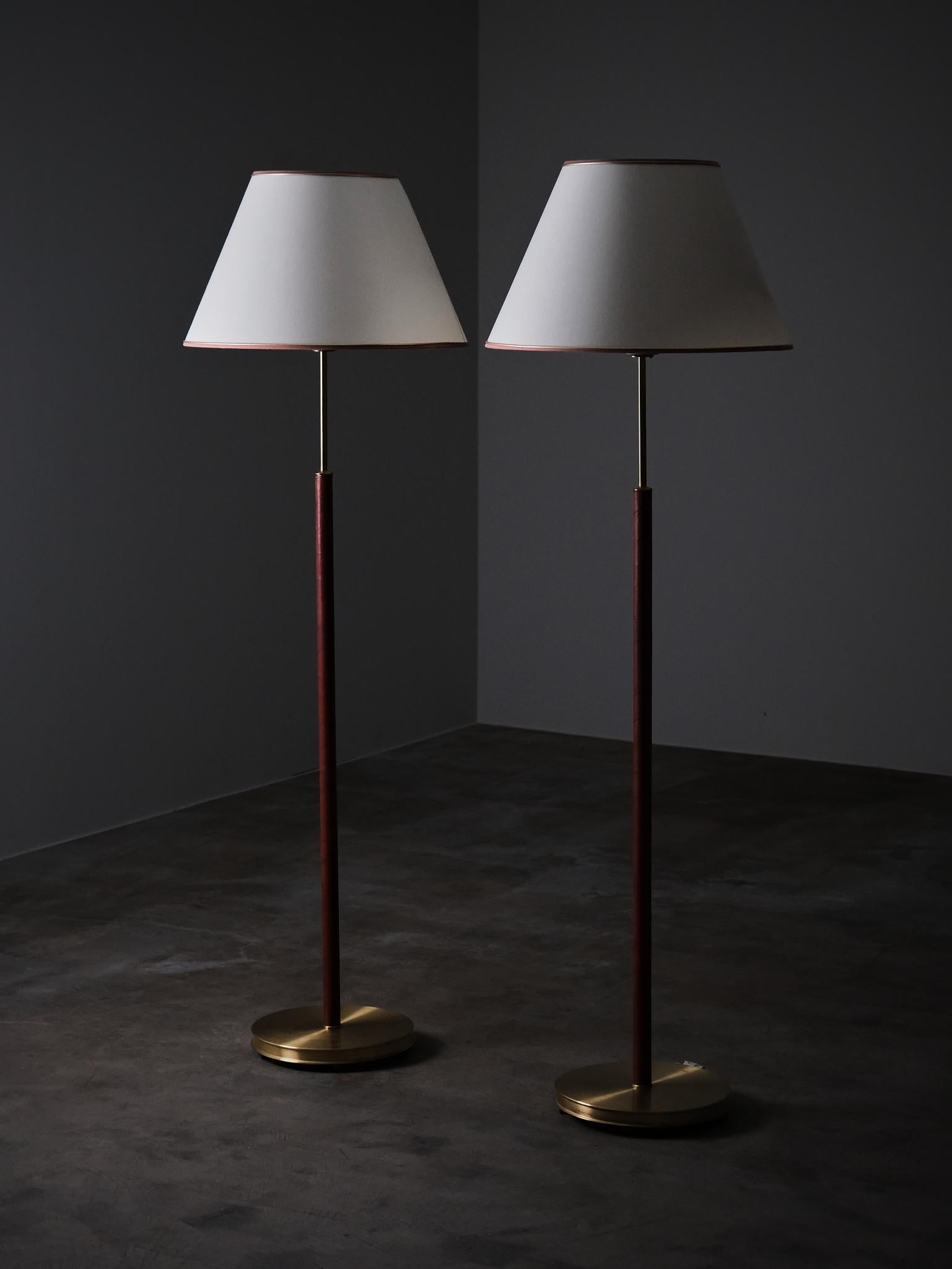 Scandinave moderne Paire de lampadaires Josef Frank modèle '2148' pour Svenskt Tenn, Suède, années 1950 en vente
