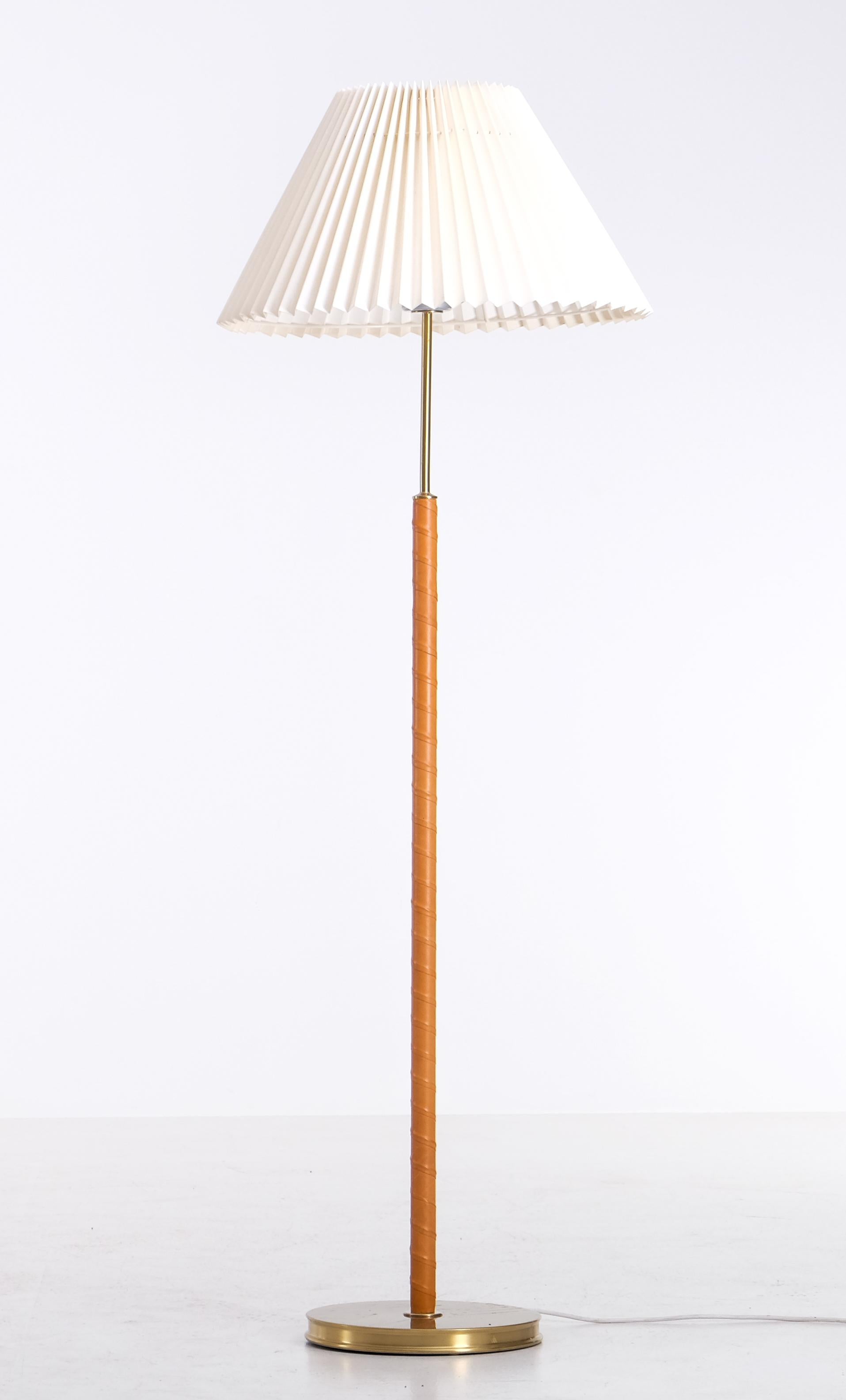 Pair of Josef Frank Floor Lamps, Sweden In Good Condition For Sale In Stockholm, SE