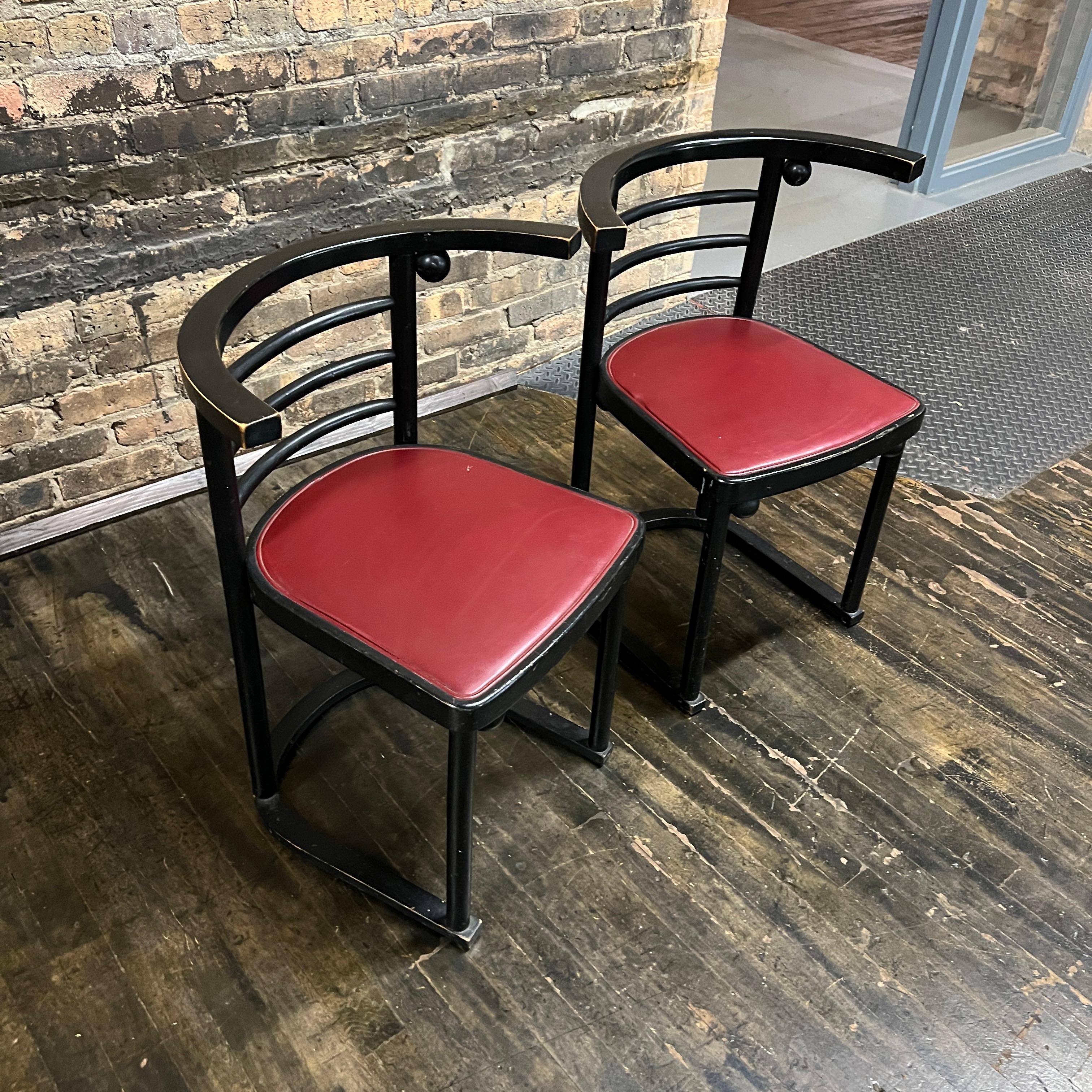 Paire de chaises vintage de Josef Hoffman, conçues à l'origine pour le cabaret Fledermaus à Vienne dans le style sécessionniste.  Hoffman a conçu plusieurs chaises différentes pour la Fledermaus en 1906 et les originaux ont été construits par JJKohn