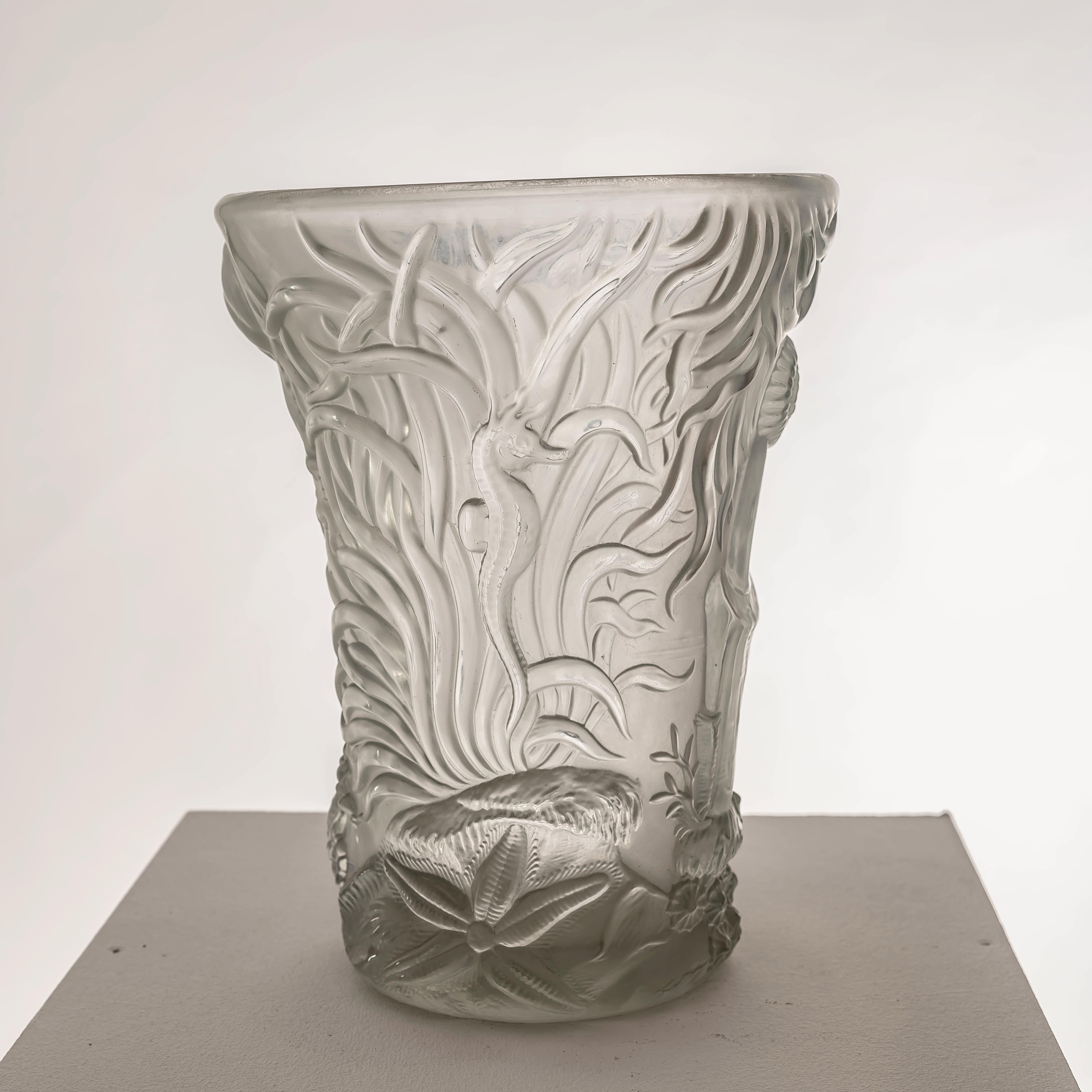 Paar Vasen mit Meeresbewohnern aus Glas von Josef Inwald für Barolac, 1960er Jahre (Tschechisch) im Angebot