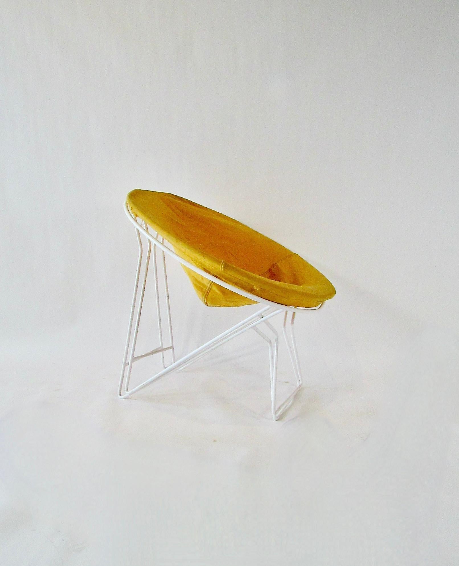 Paire de chaises à cerceaux en fer forgé . Finition en peinture poudre blanc brillant . Deux cadres avec une couverture originale à utiliser comme modèle. L'ouverture du cerceau est de 30