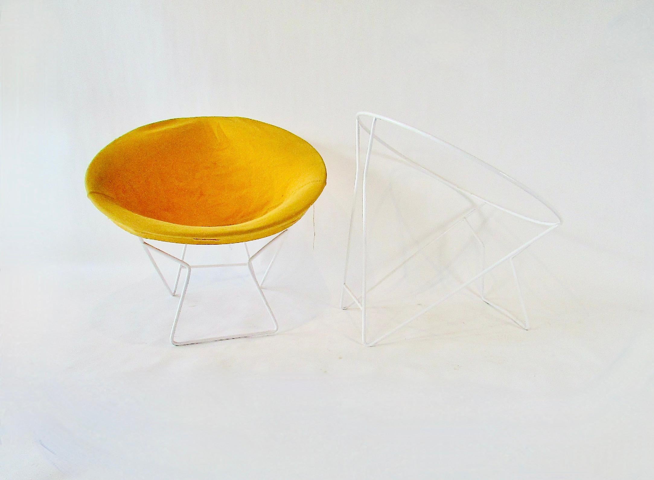 Poudré Paire de  Châssis de chaise en fer forgé blanc de style Joseph Cicchelli en vente