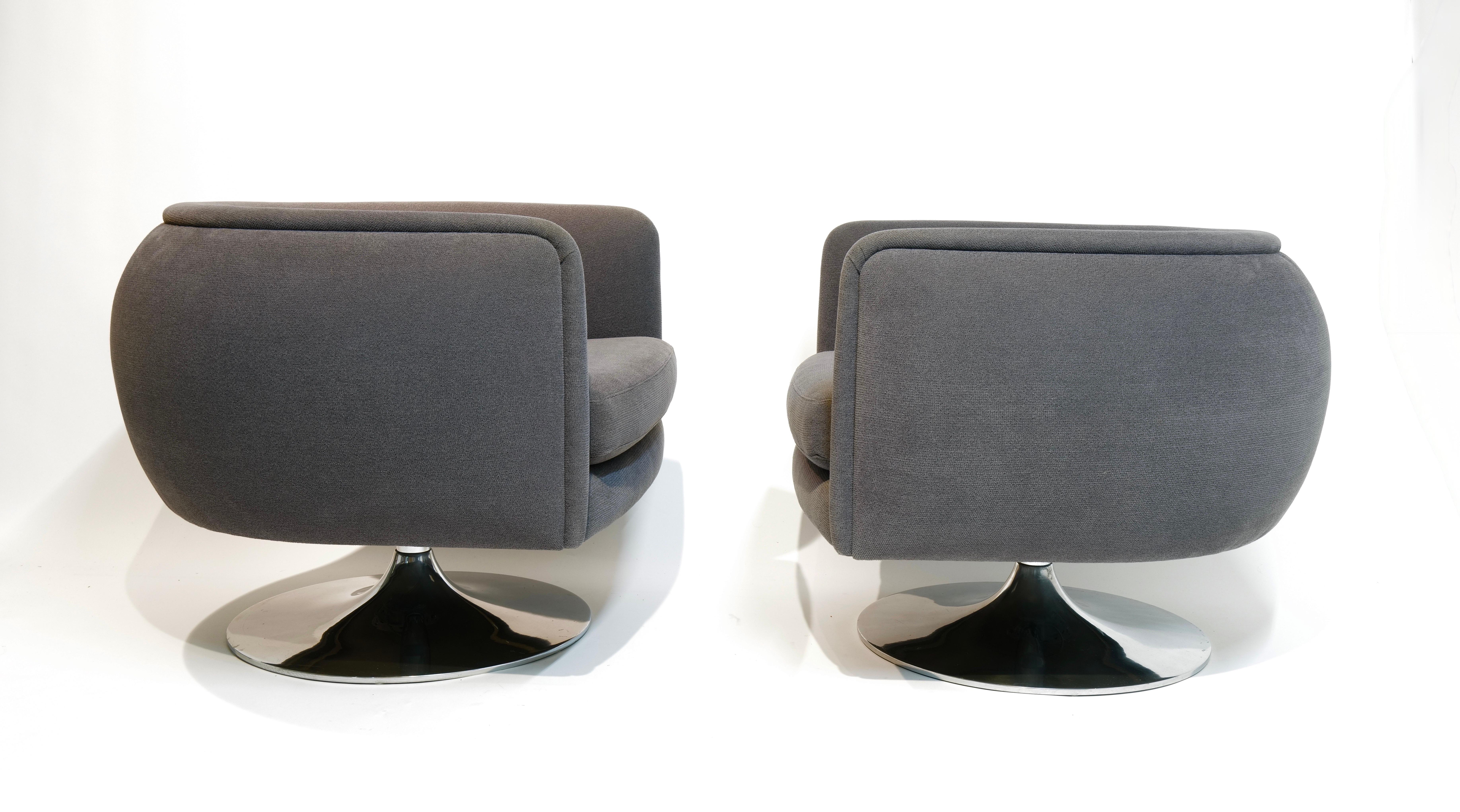 Paire de chaises longues emblématiques conçues par Joseph D'Urso pour Knoll. Fabrice présente une silhouette moderne à profil bas avec des accoudoirs arrondis, des coussins moelleux et un revêtement en tissu gris doux. Chaque chaise repose sur une