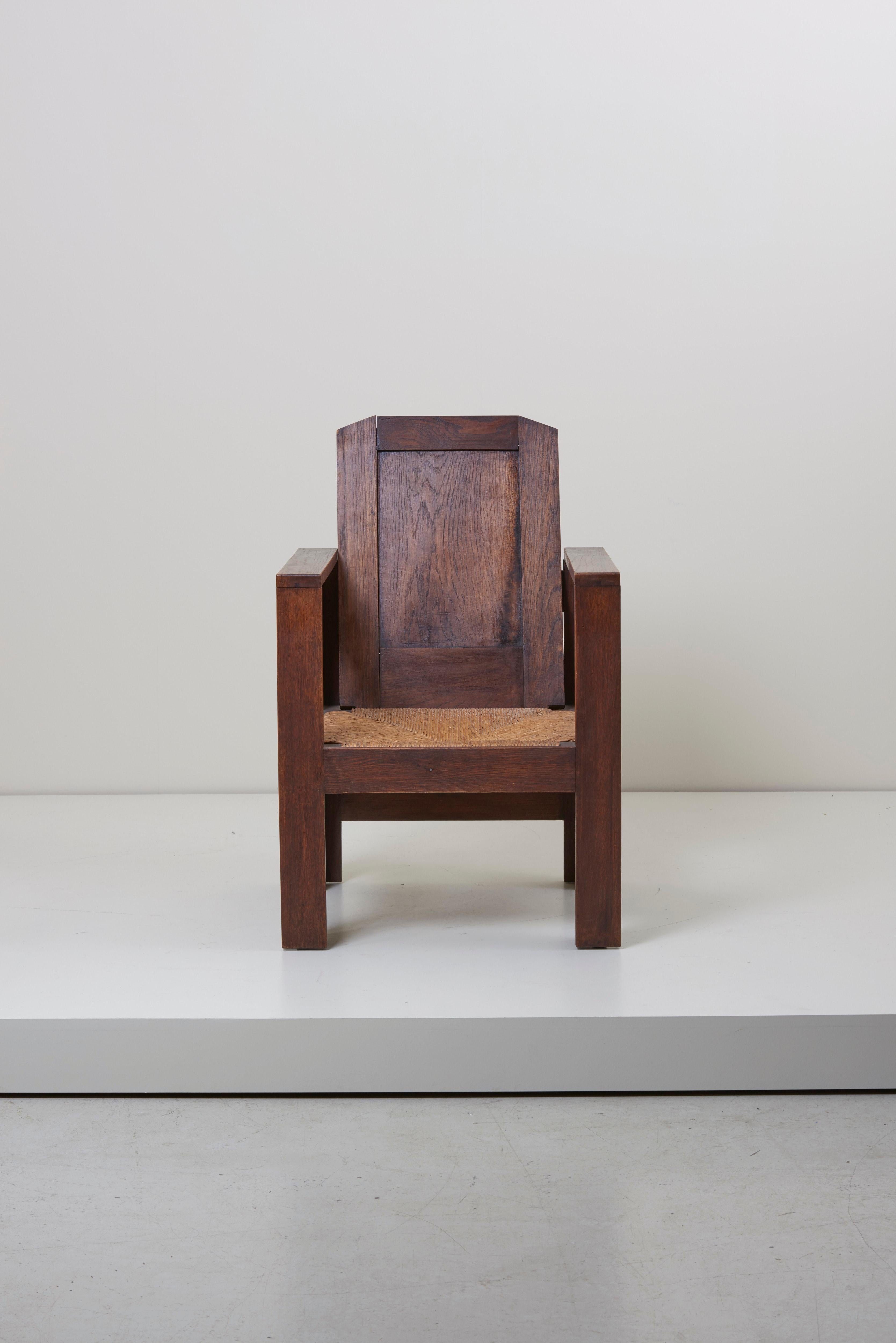 Rare et excellente paire de chaises longues Joseph Gavina en chêne massif et sangles d'herbe. Joseph Savina, (1901-1983), était un menuisier, ébéniste et sculpteur breton, membre du mouvement artistique Seiz Breur. Il a collaboré avec Le Corbusier