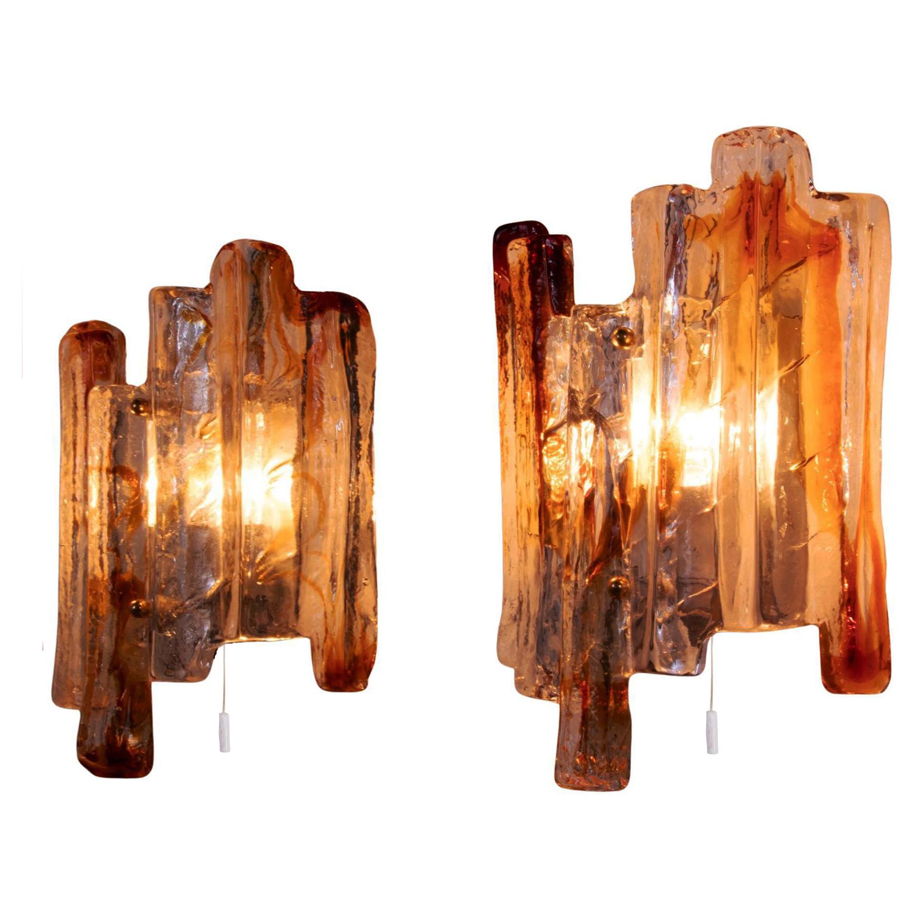 Elegantes Set aus zwei Wandleuchten aus schwerem, dickem, gefrostetem Murano-Glas mit einzelnen bernstein-orangenen Lava-Intarsien auf einer silbernen Metallrückwand und Messingfinalen. Schmuckstück aus der Zeit. Heutzutage schwer zu finden. Mit