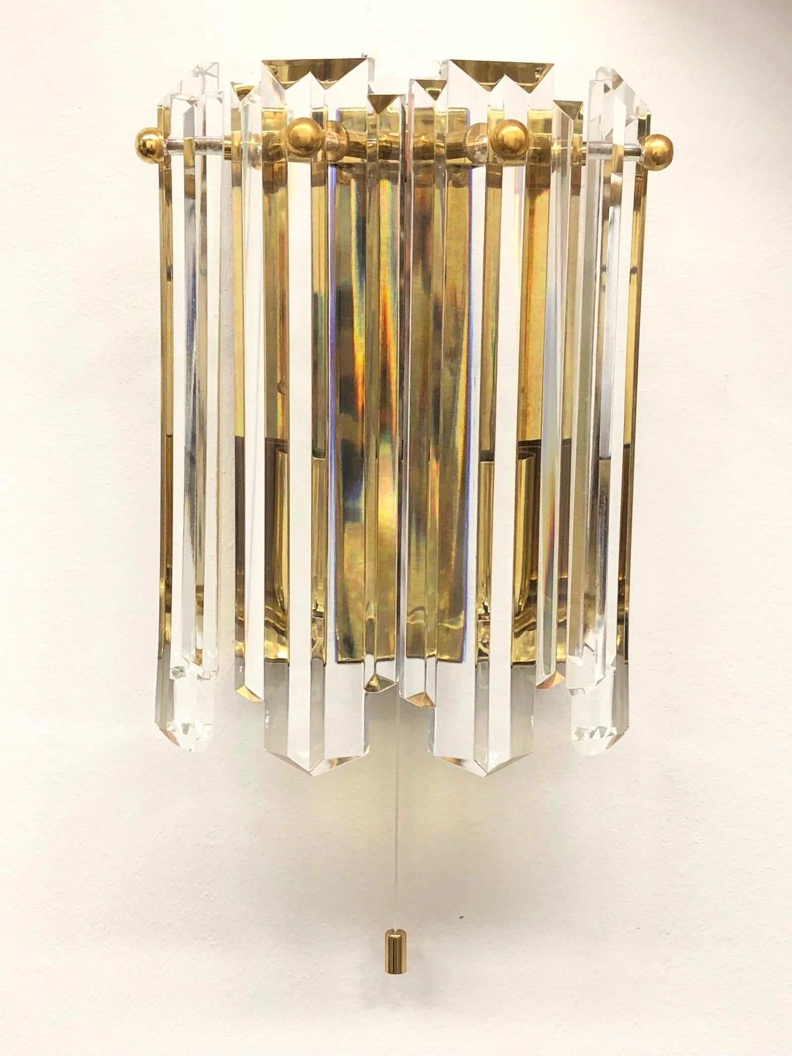 Pair of J.T. Kalmar Glass Sconces Brass Frame, Austria, 1970s im Zustand „Gut“ in Nuernberg, DE