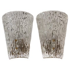 Zwei J.T.-Stücke Kalmar Wandleuchten aus der Mitte des Jahrhunderts, strukturiertes Glas und Messing