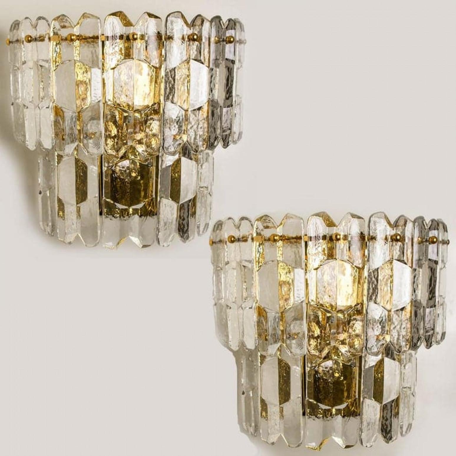 Pareja de apliques de latón dorado de 24 quilates de alta gama y hechos a mano por Kalmar en Austria. Este modelo 
