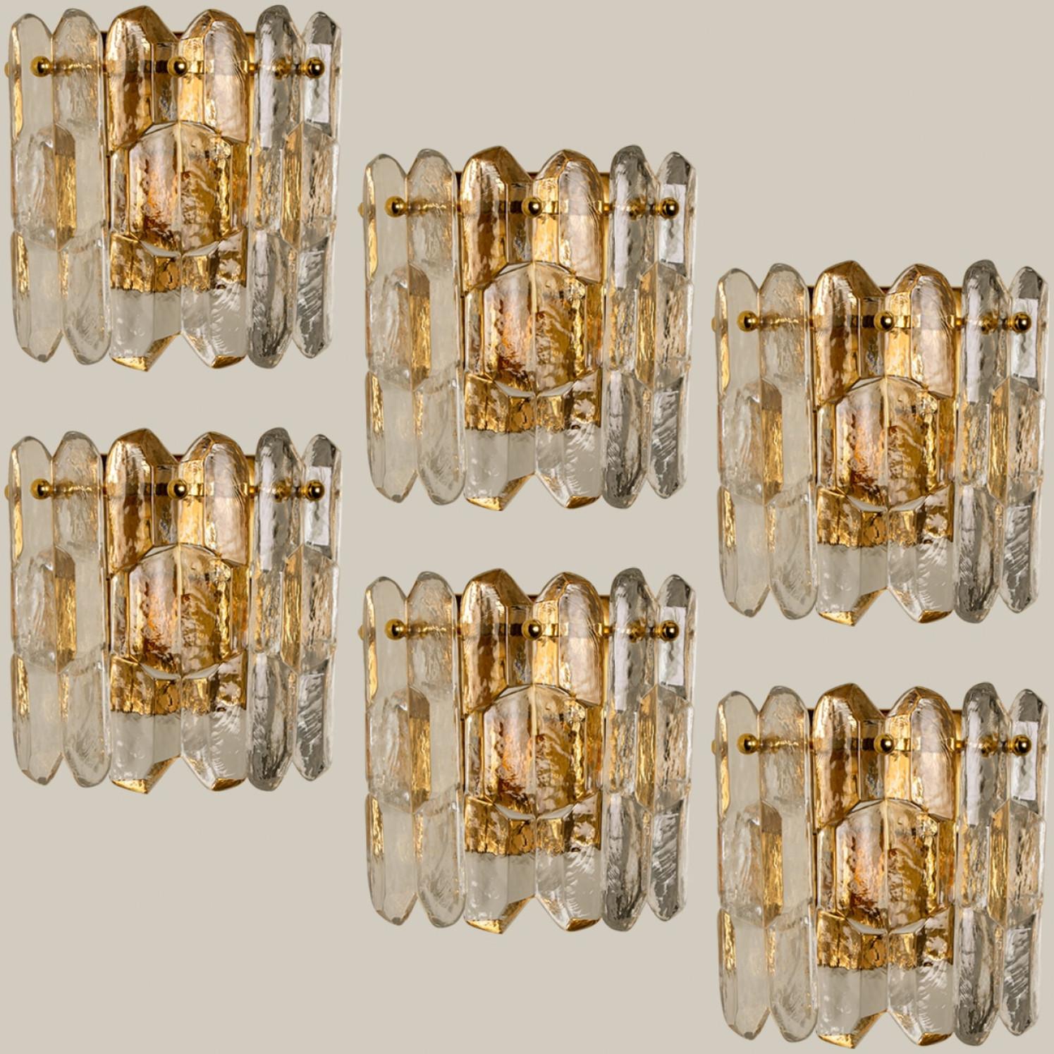 Par de J.T. Kalmar 'Palazzo' Apliques Latón Dorado y Cristal Moderno de mediados de siglo en venta