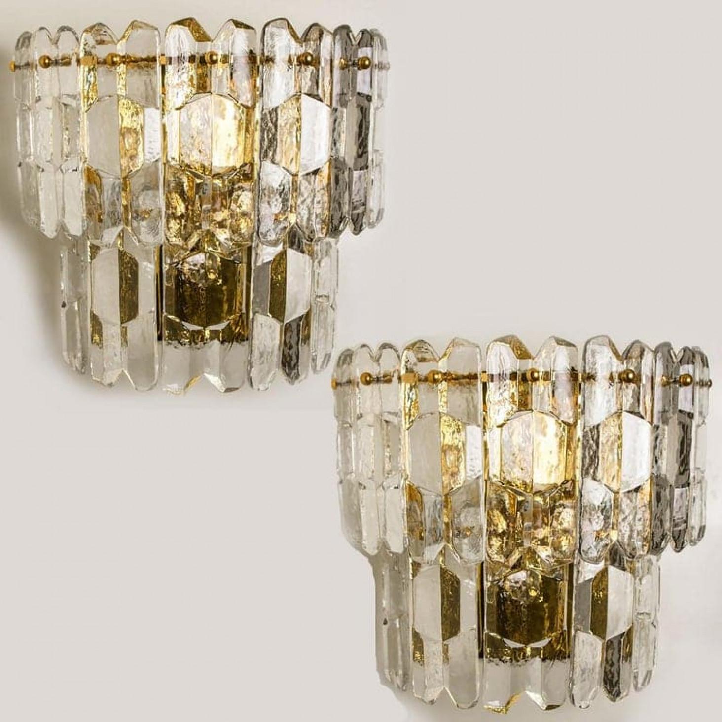 Par de J.T. Kalmar 'Palazzo' Apliques Latón Dorado y Cristal Austríaco en venta