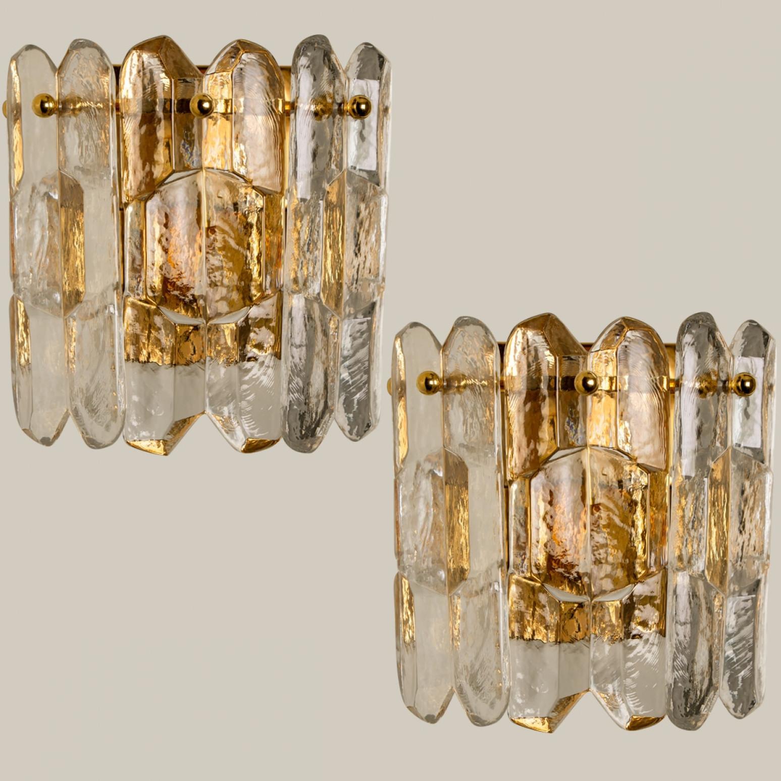 Par de J.T. Kalmar 'Palazzo' Apliques Latón Dorado y Cristal Austríaco en venta