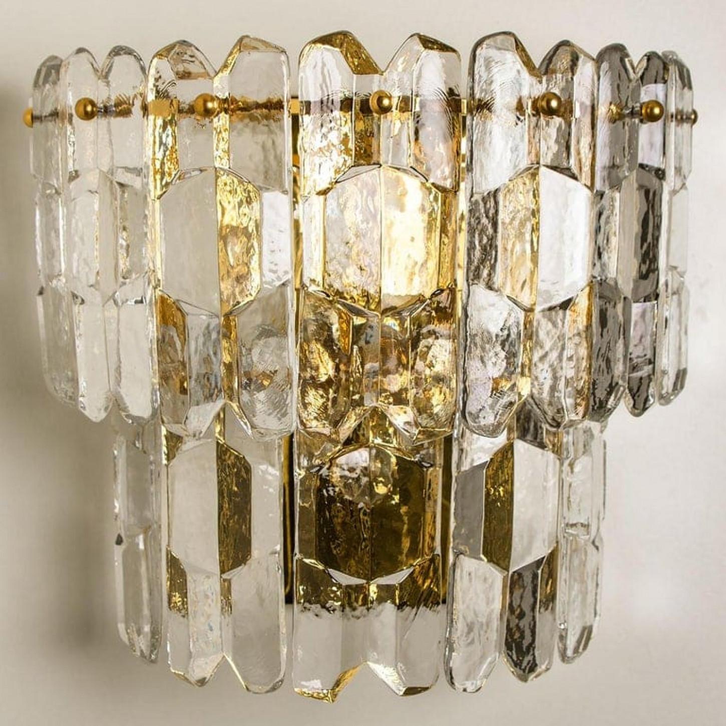 Par de J.T. Kalmar 'Palazzo' Apliques Latón Dorado y Cristal finales del siglo XX en venta