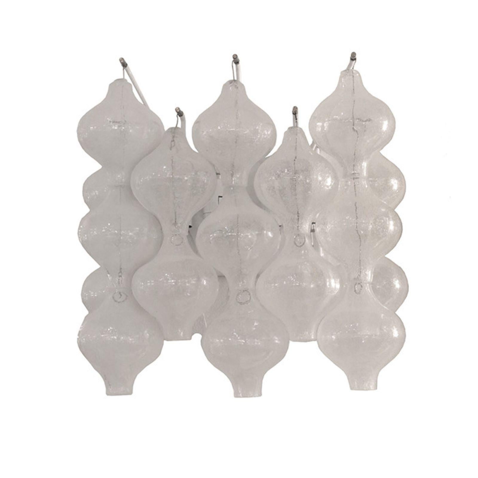 Un par de J.T. Apliques de pared Kalmar 'Tulipan'. Hileras colgantes de vidrio soplado a mano montadas sobre arware esmaltado que contienen cinco luces. Austria