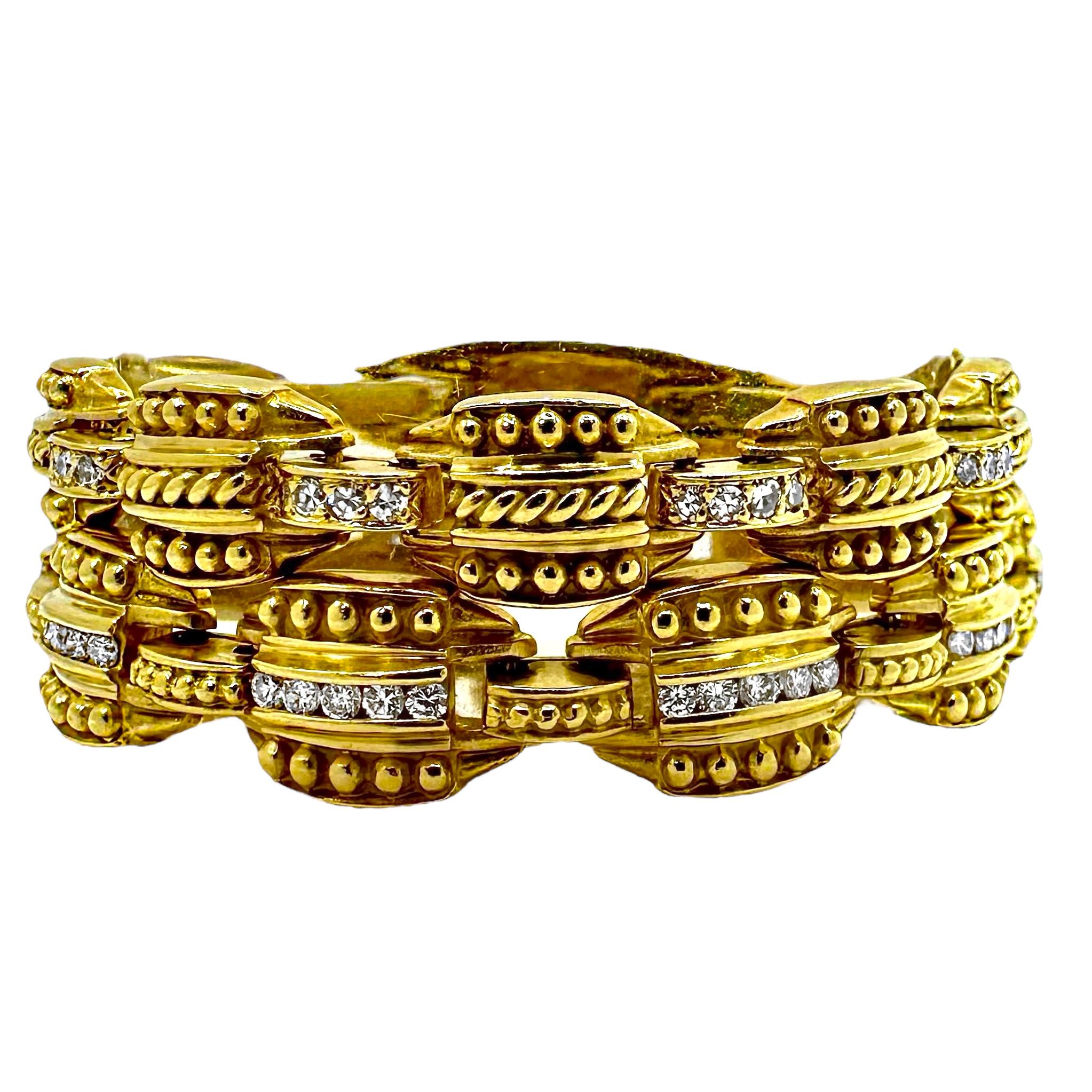 Cette paire de bracelets en or jaune 18 carats et diamants de Judith Ripka, datant de la fin du 20e siècle, est très agréable à porter, qu'elle soit portée seule, ensemble ou superposée à d'autres bracelets. L'un des bracelets est serti de dix