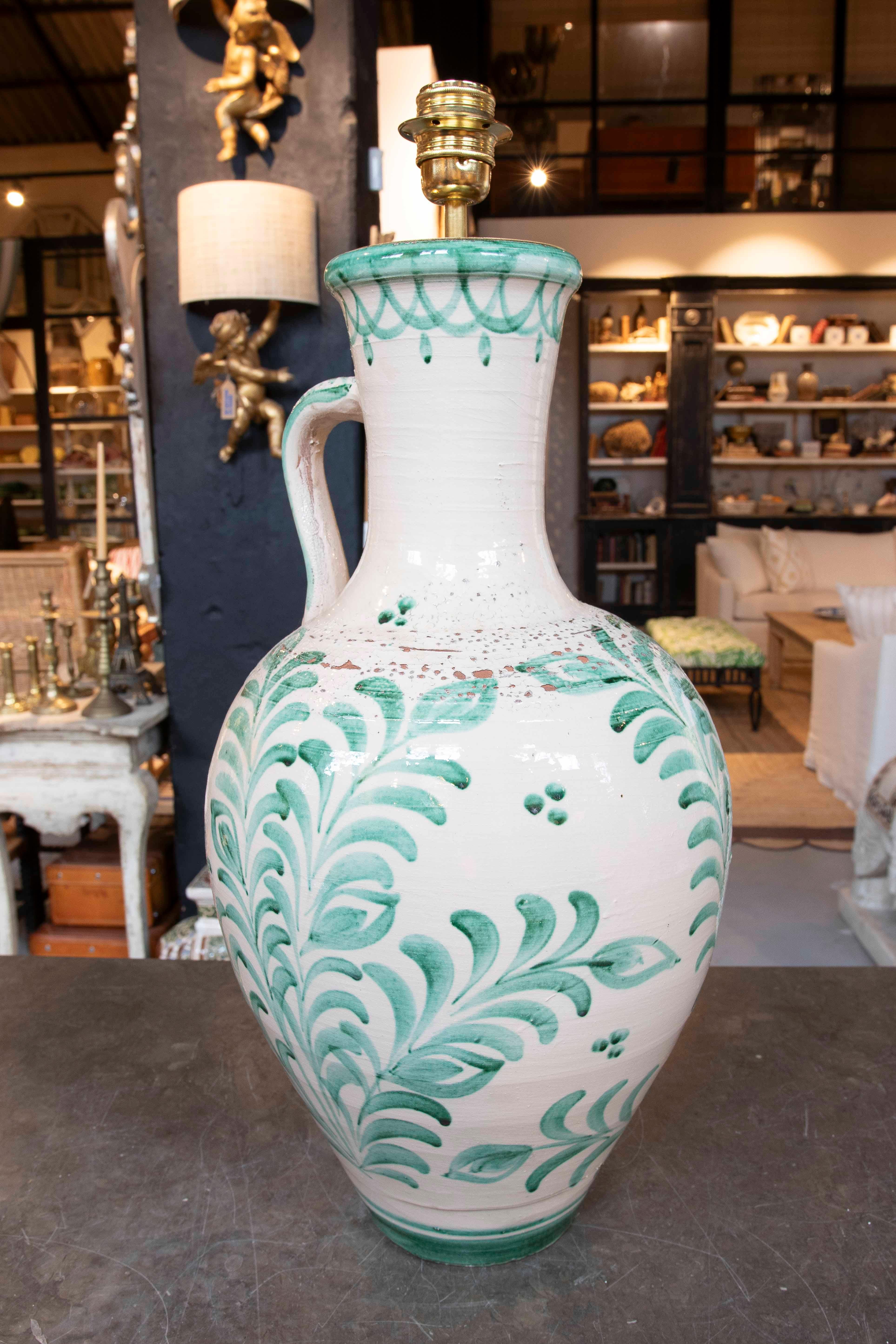 Paire de lampes en forme de cruche en céramique émaillée blanche et verte en vente 3