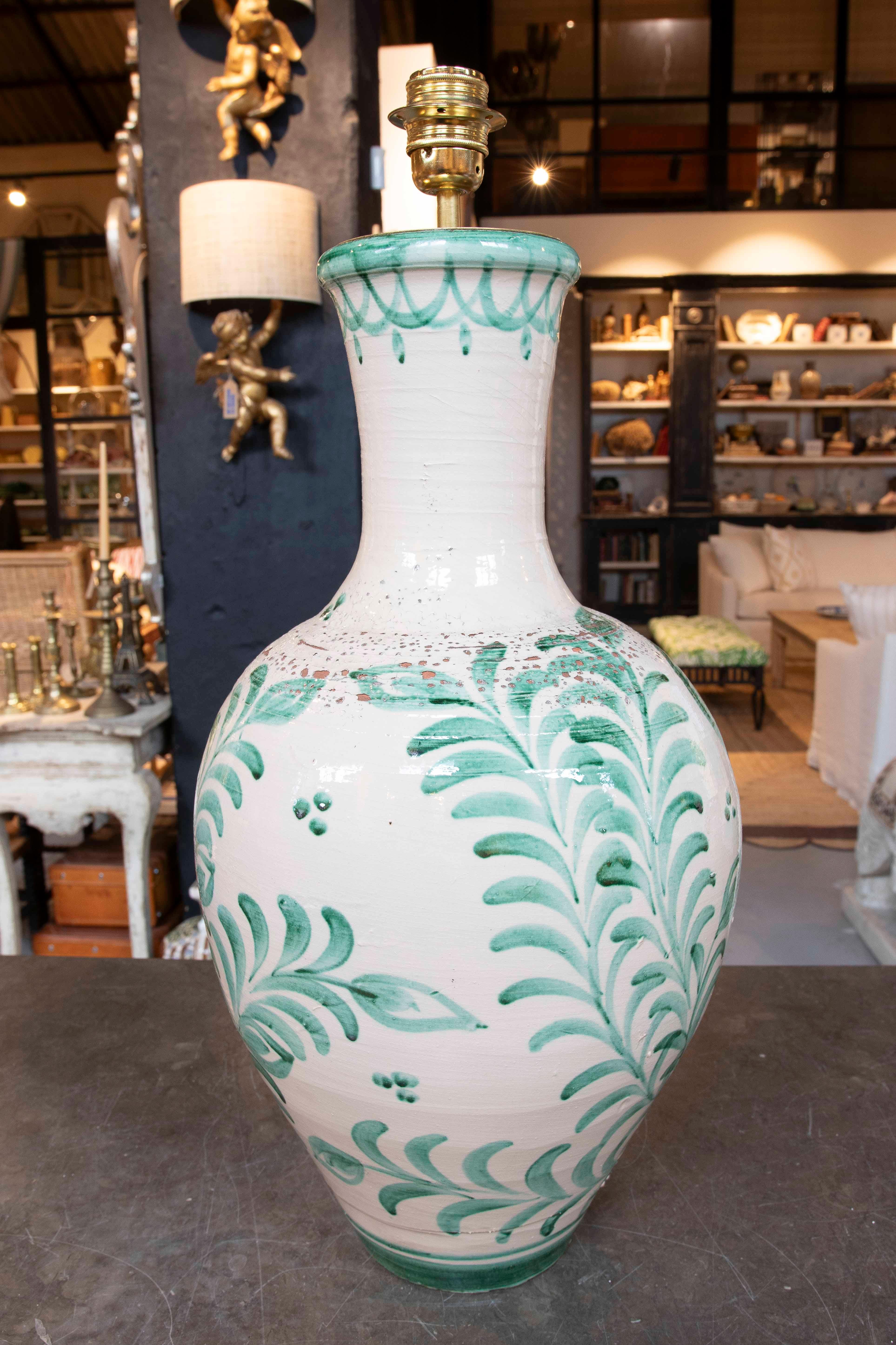 Paire de lampes en forme de cruche en céramique émaillée blanche et verte en vente 4