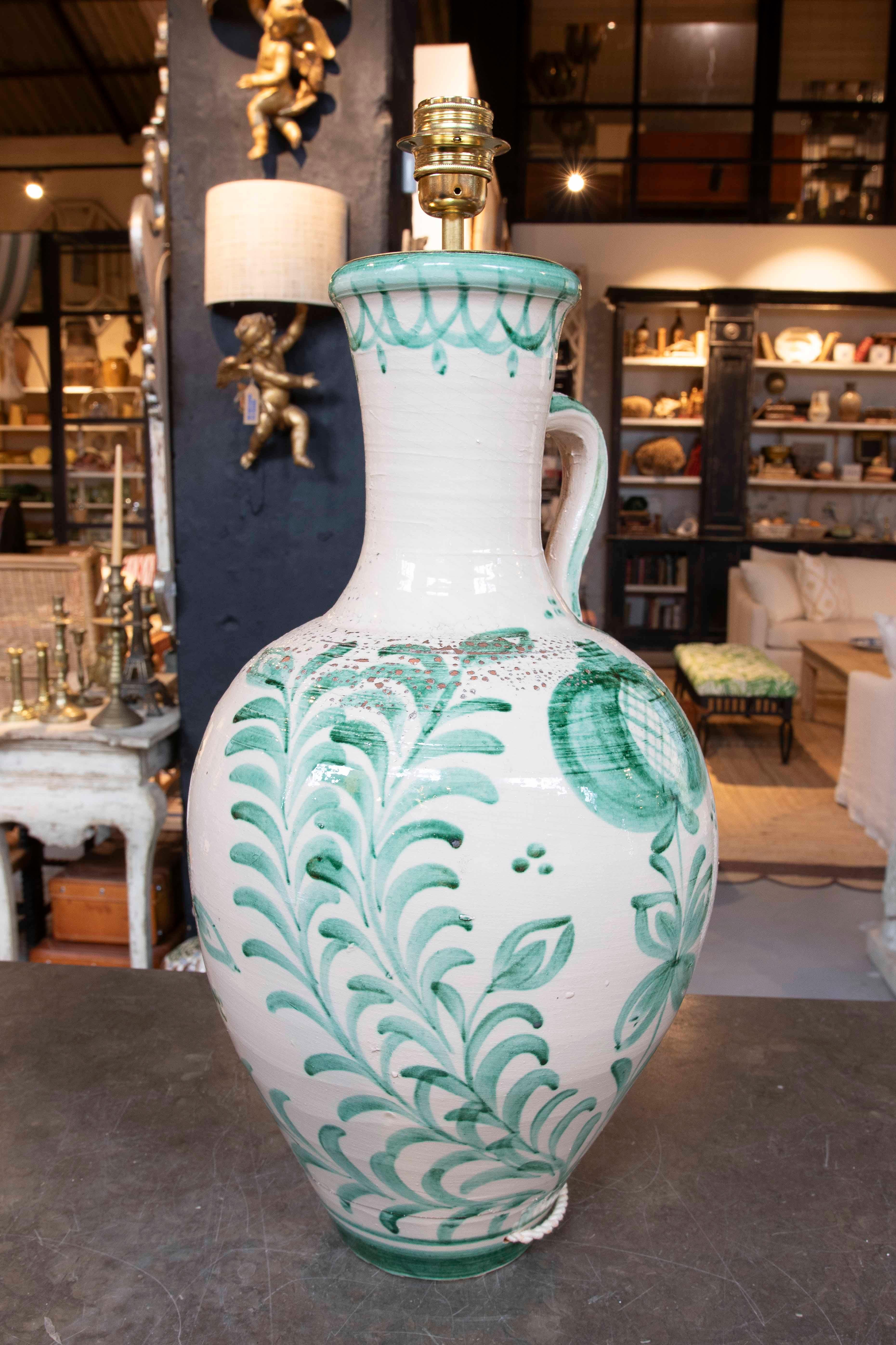 Paire de lampes en forme de cruche en céramique émaillée blanche et verte en vente 5