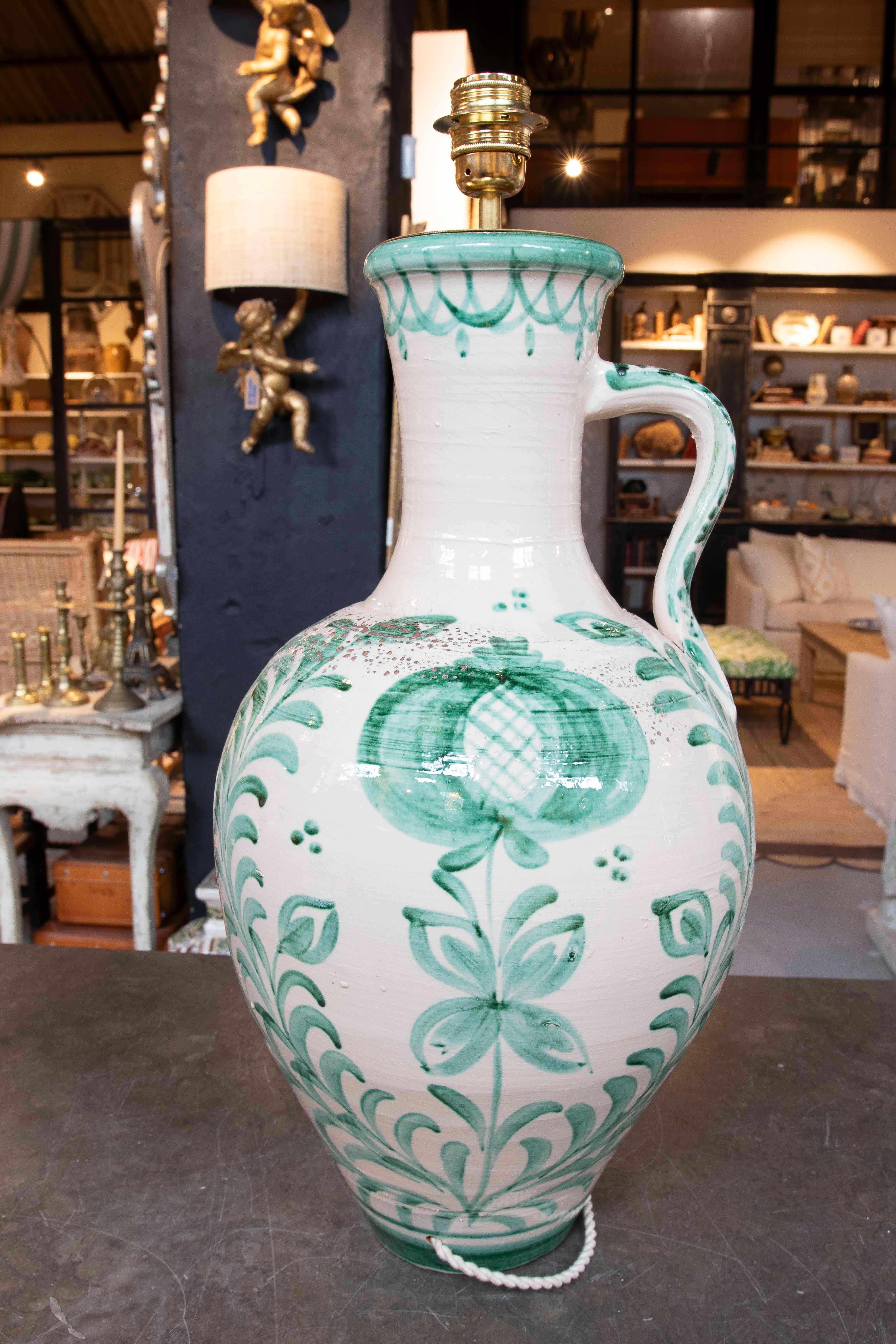 Paire de lampes en forme de cruche en céramique émaillée blanche et verte en vente 6
