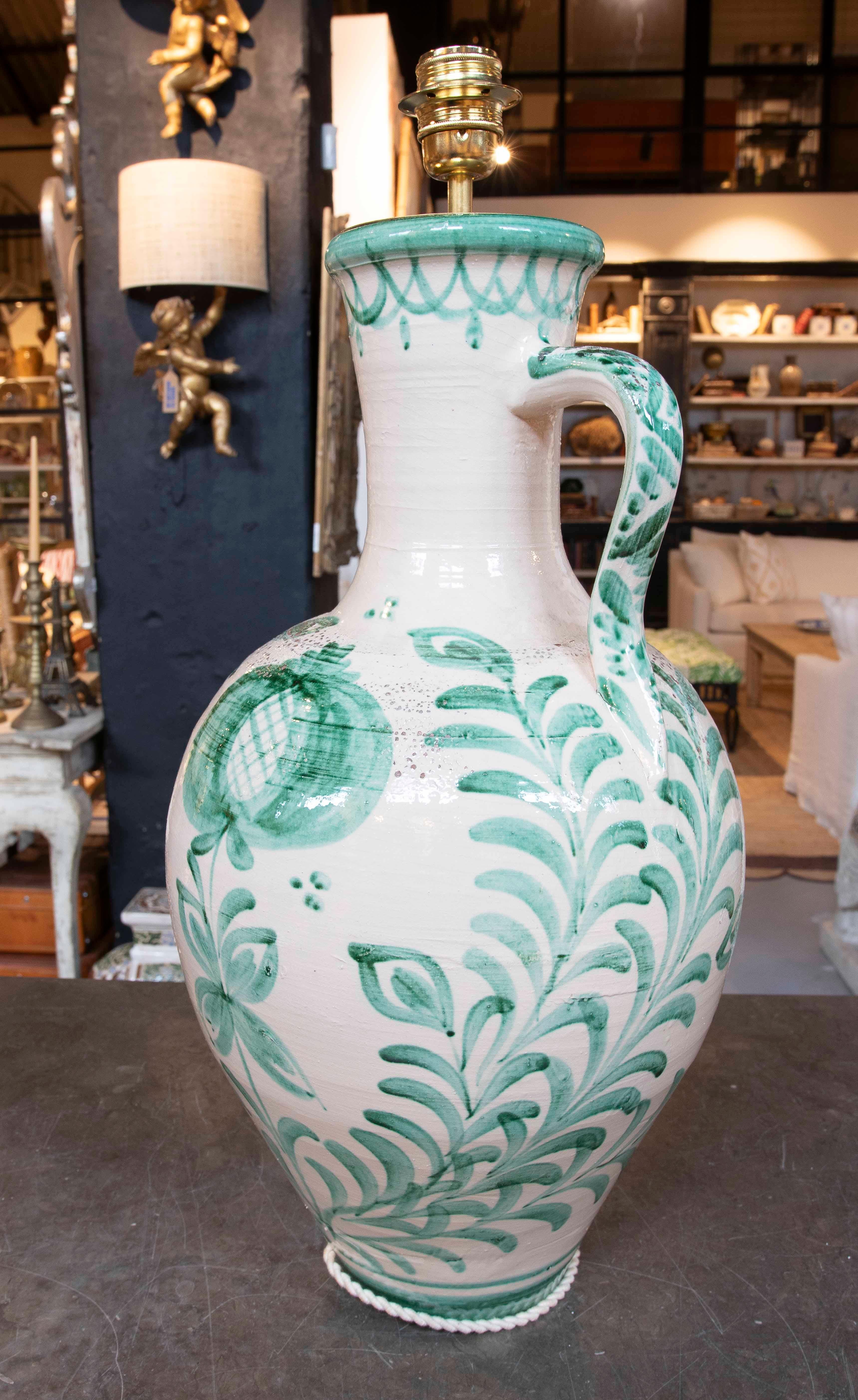 Paire de lampes en forme de cruche en céramique émaillée blanche et verte en vente 7