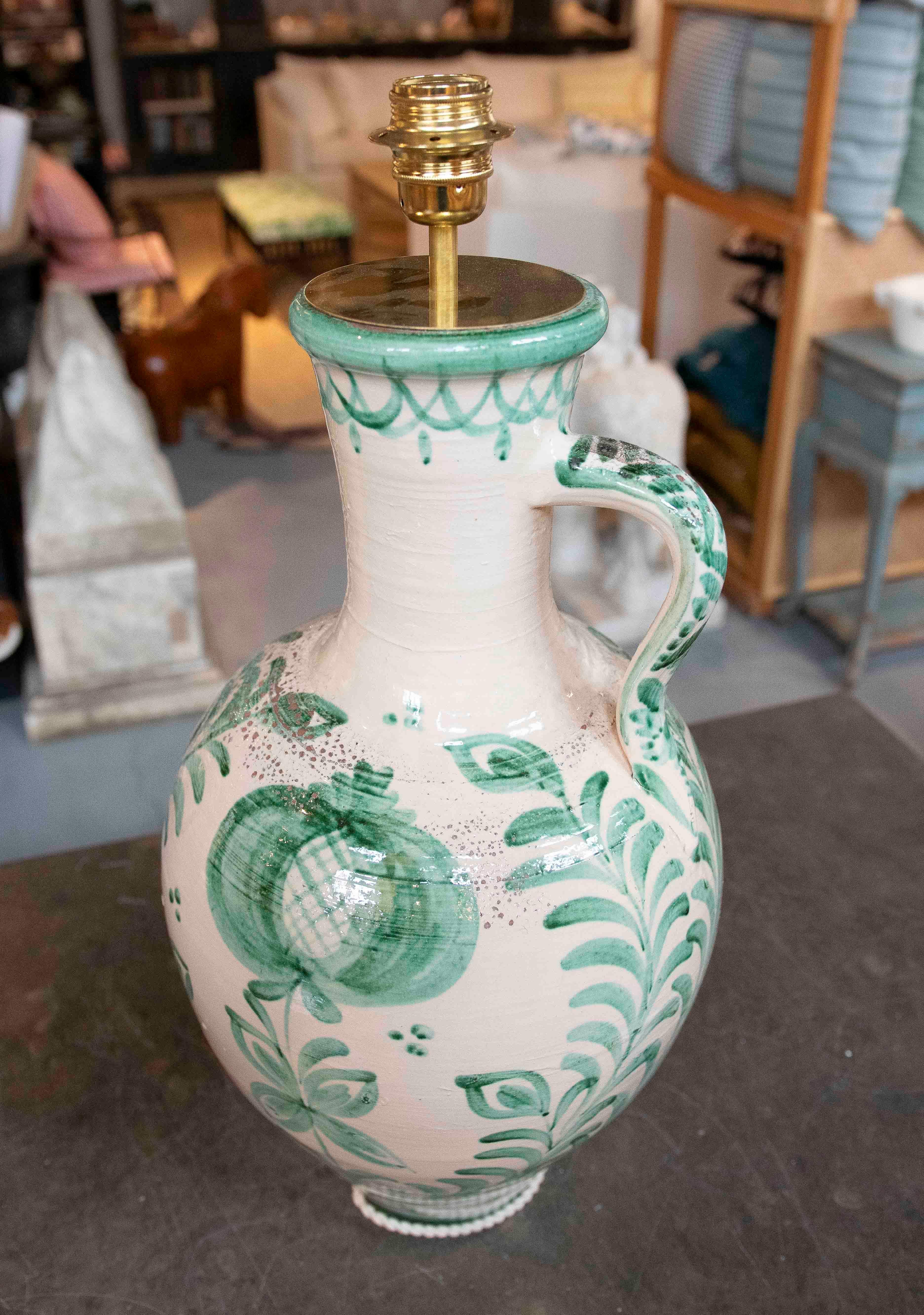 Paire de lampes en forme de cruche en céramique émaillée blanche et verte en vente 8