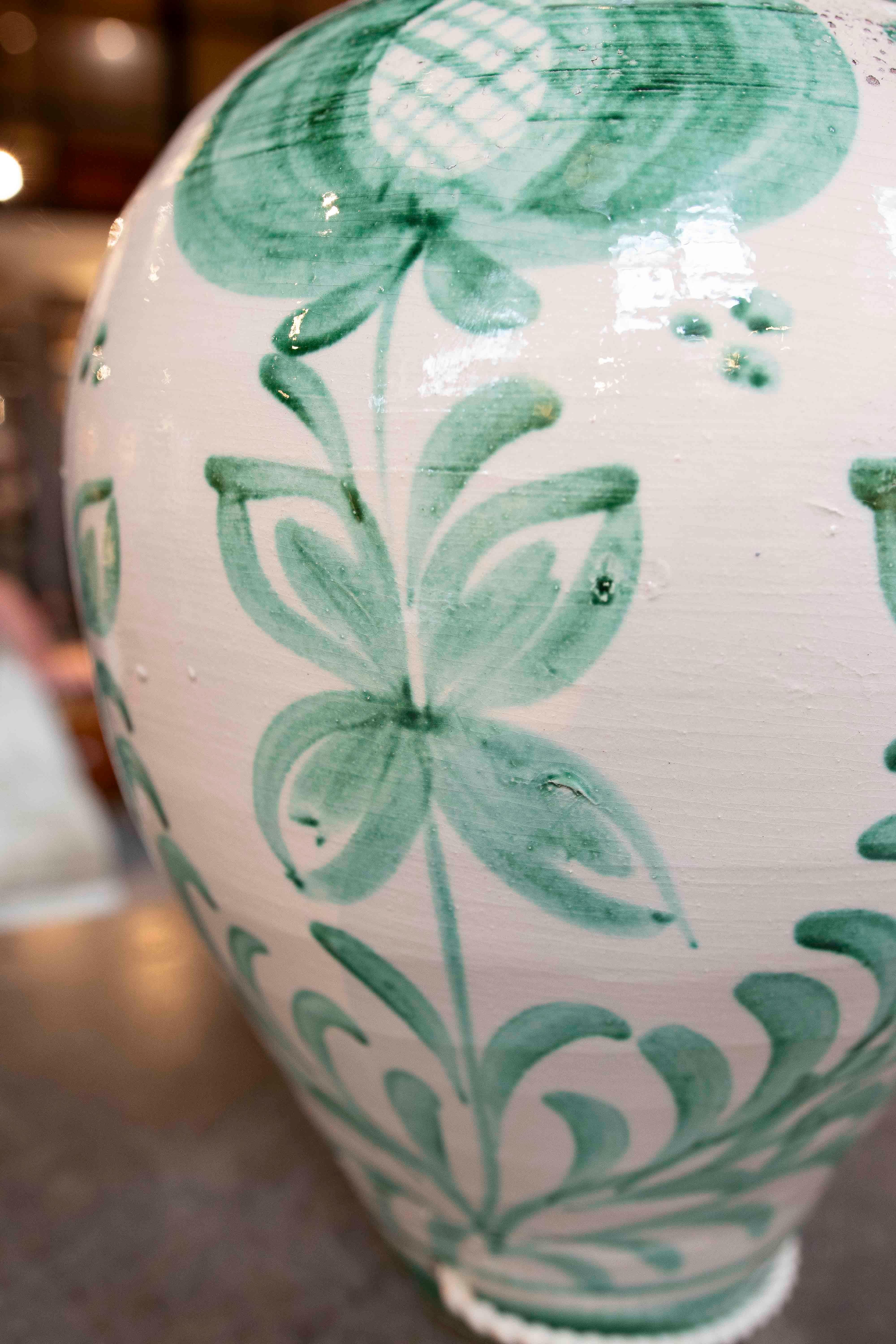 Espagnol Paire de lampes en forme de cruche en céramique émaillée blanche et verte en vente