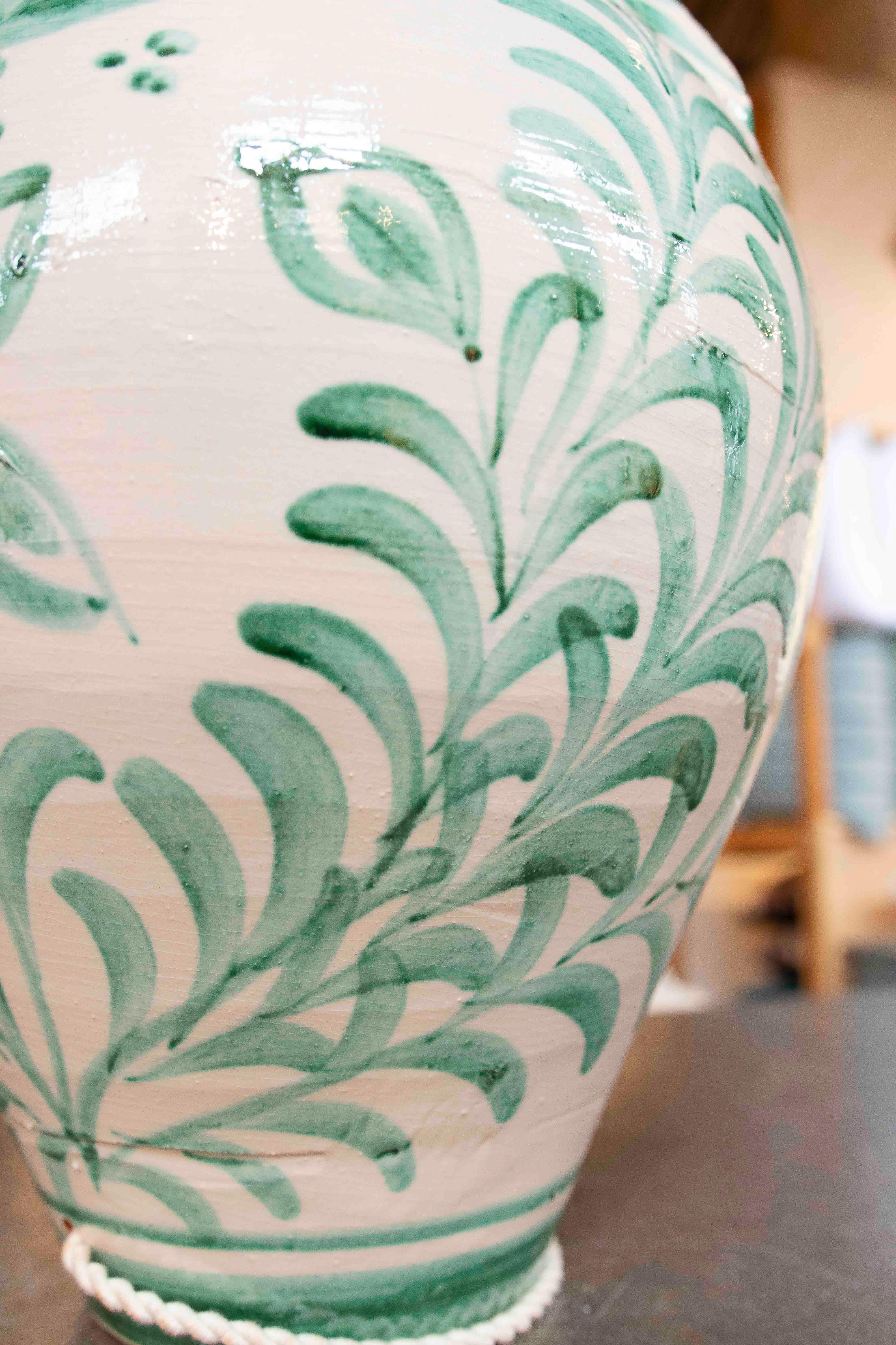 Vernissé Paire de lampes en forme de cruche en céramique émaillée blanche et verte en vente