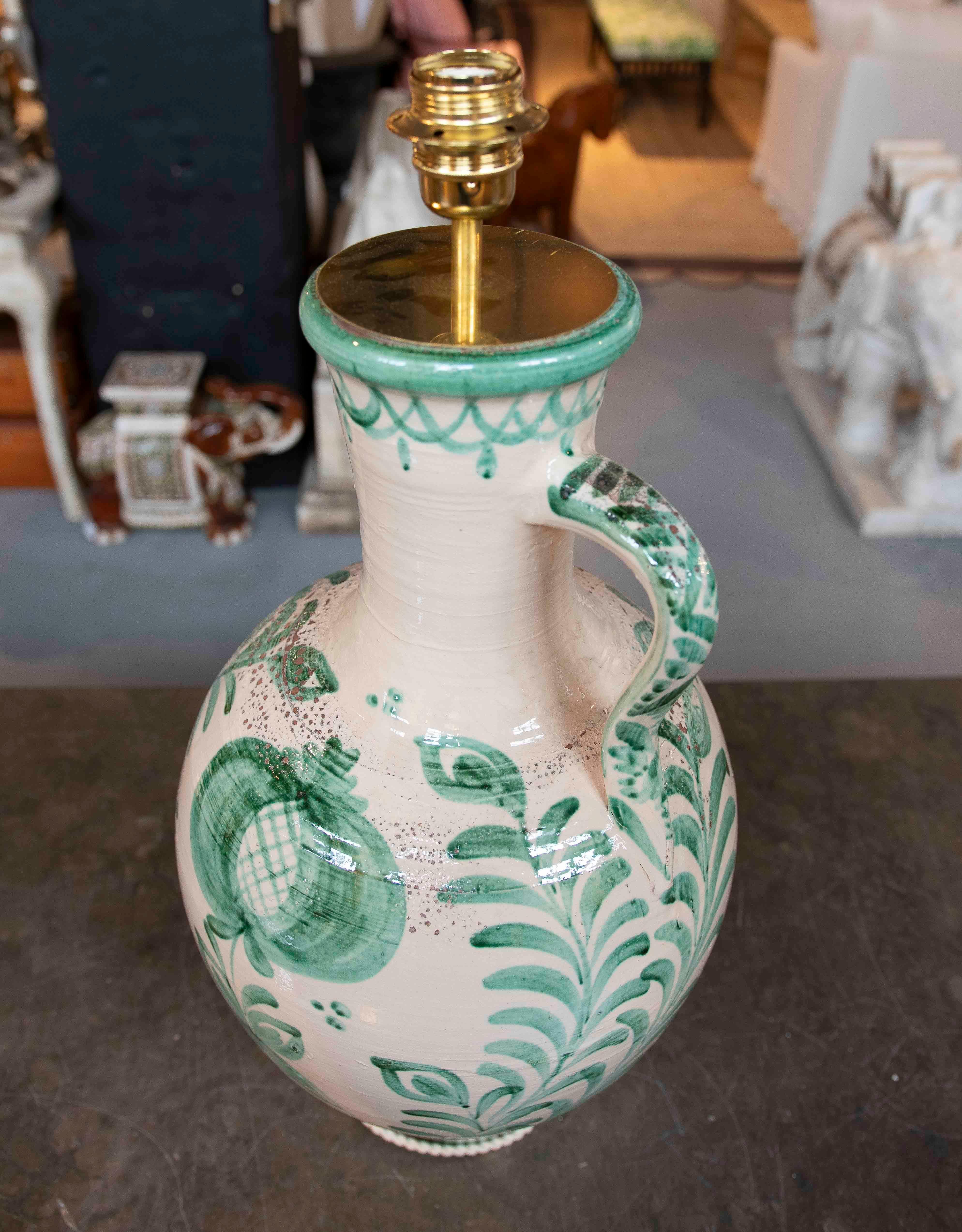 20ième siècle Paire de lampes en forme de cruche en céramique émaillée blanche et verte en vente
