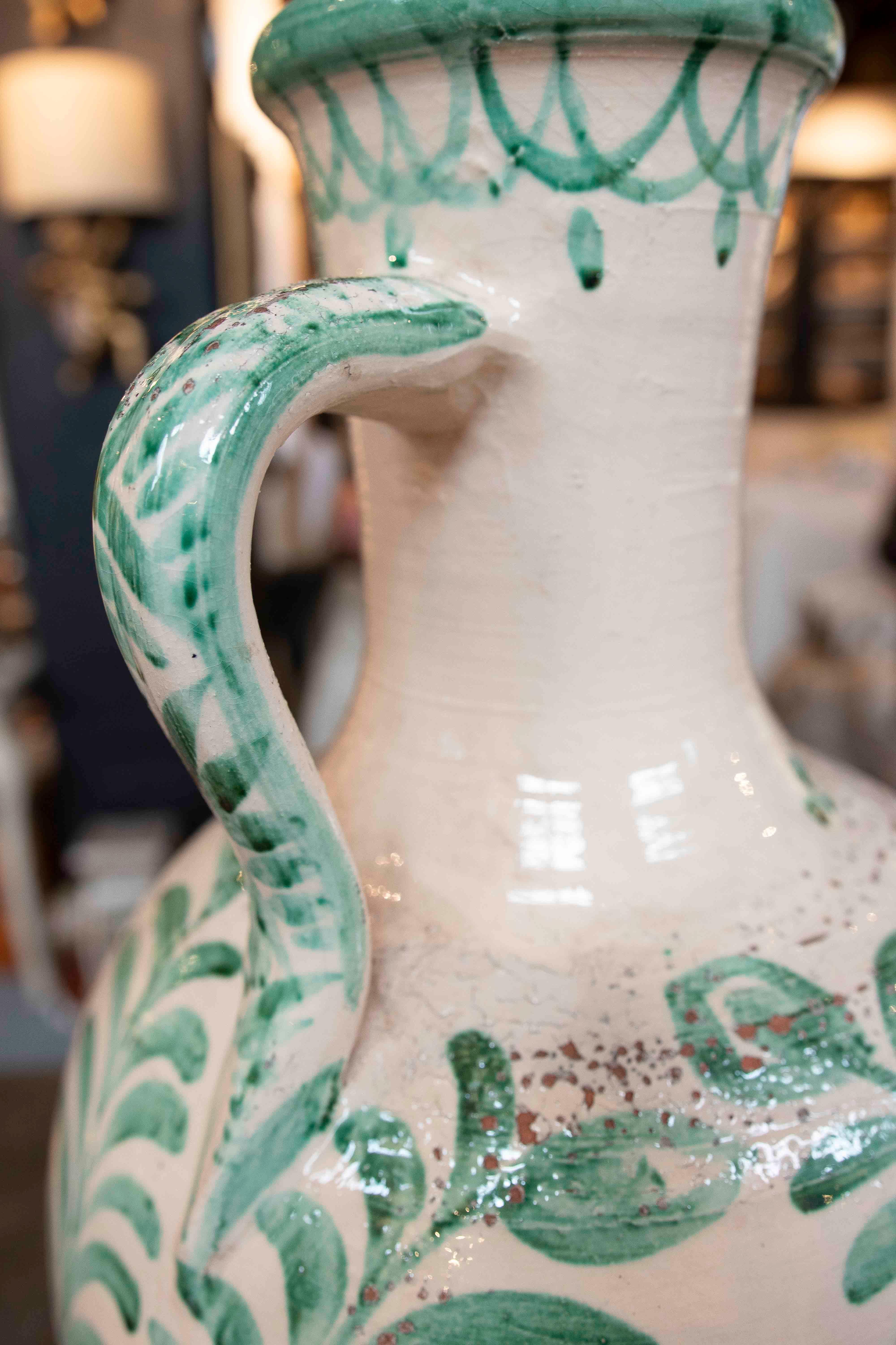 Paire de lampes en forme de cruche en céramique émaillée blanche et verte en vente 1