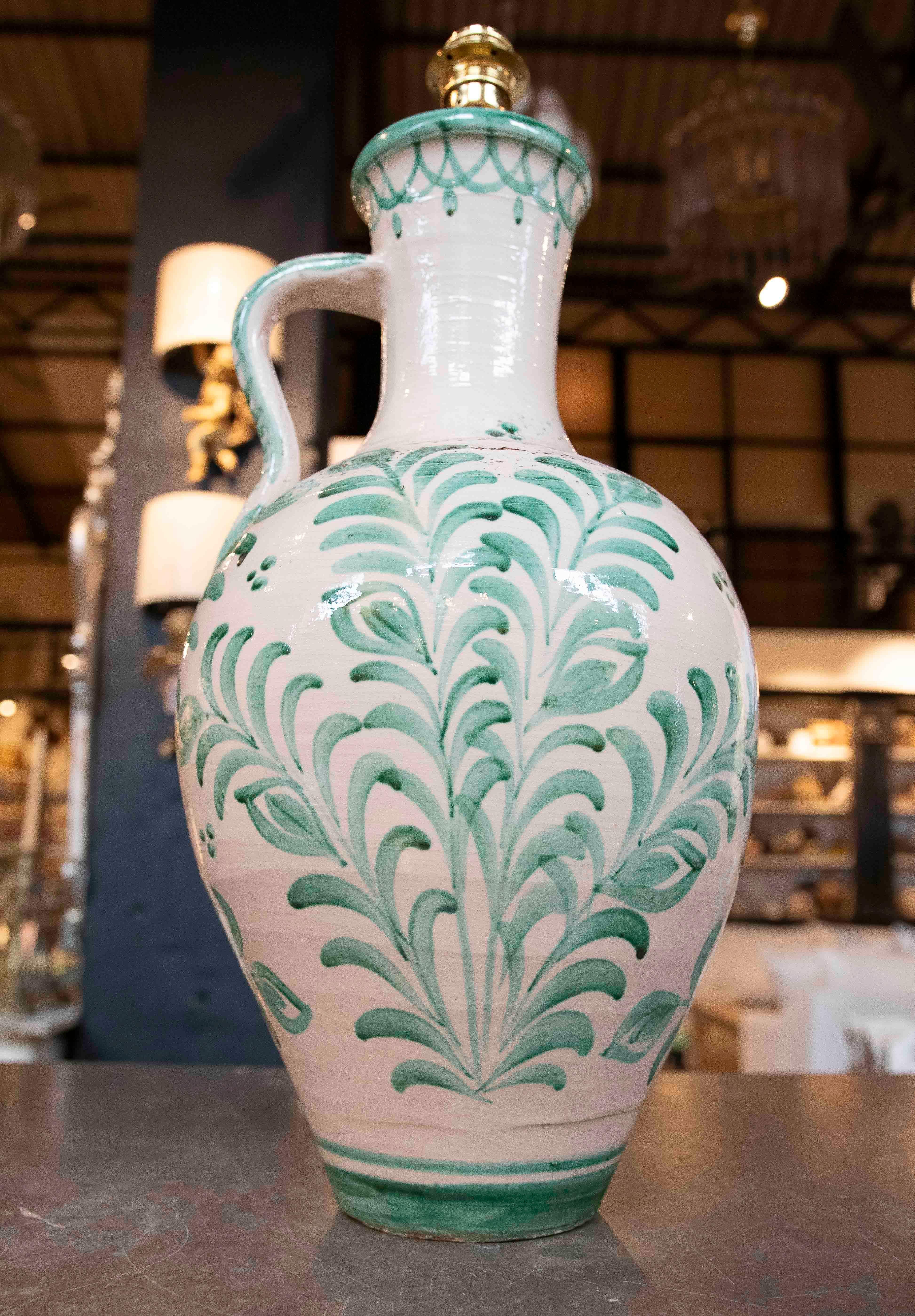 Paire de lampes en forme de cruche en céramique émaillée blanche et verte en vente 2