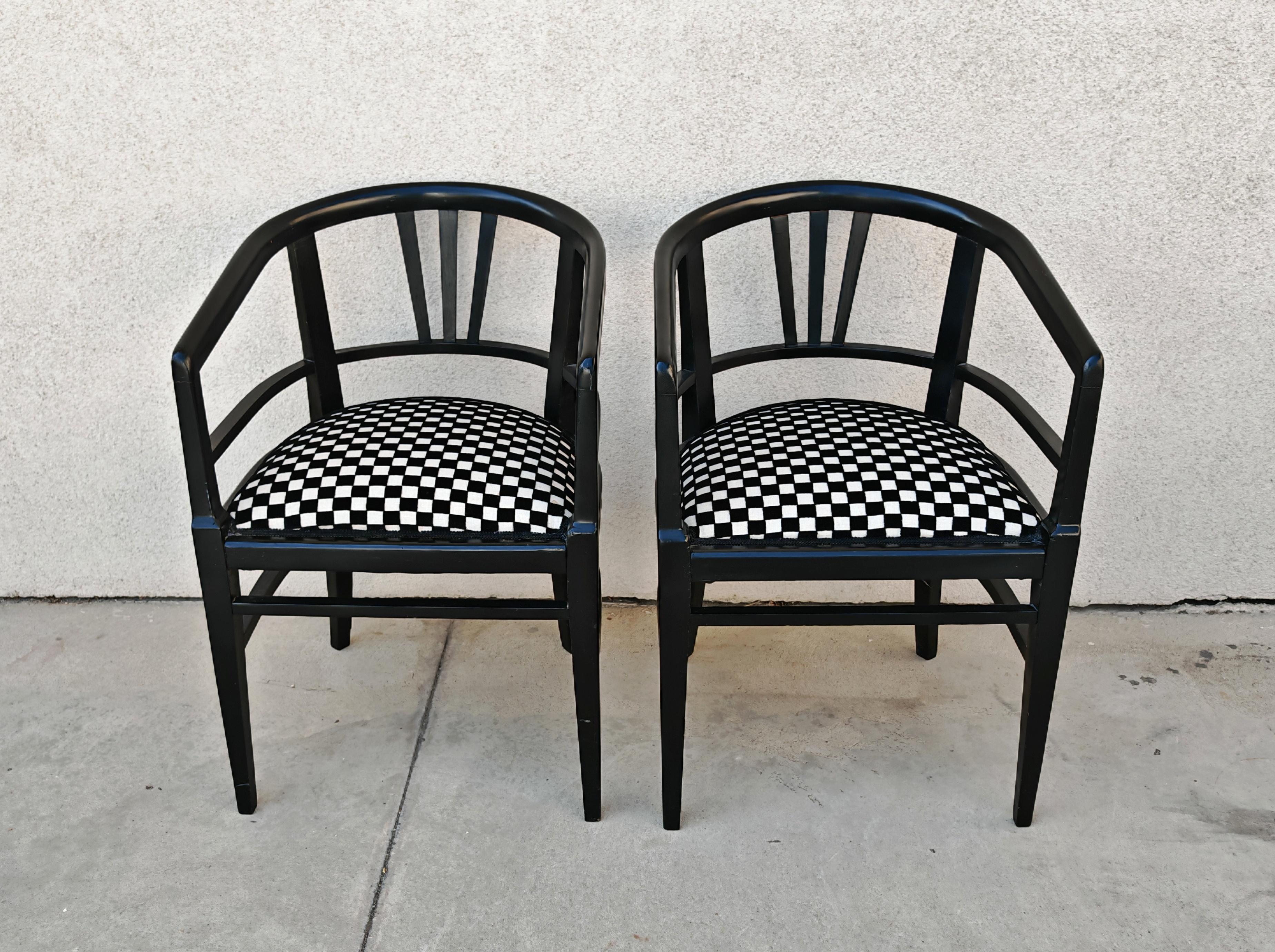 In diesem Angebot finden Sie ein Paar Jugendstil-Sessel. Sie sind schlicht und doch elegant, aus Holz gefertigt und mit einem Stoff mit Schachbrettmuster auf den Sitzen versehen. Die Stühle wurden von einem Vorbesitzer neu gepolstert und