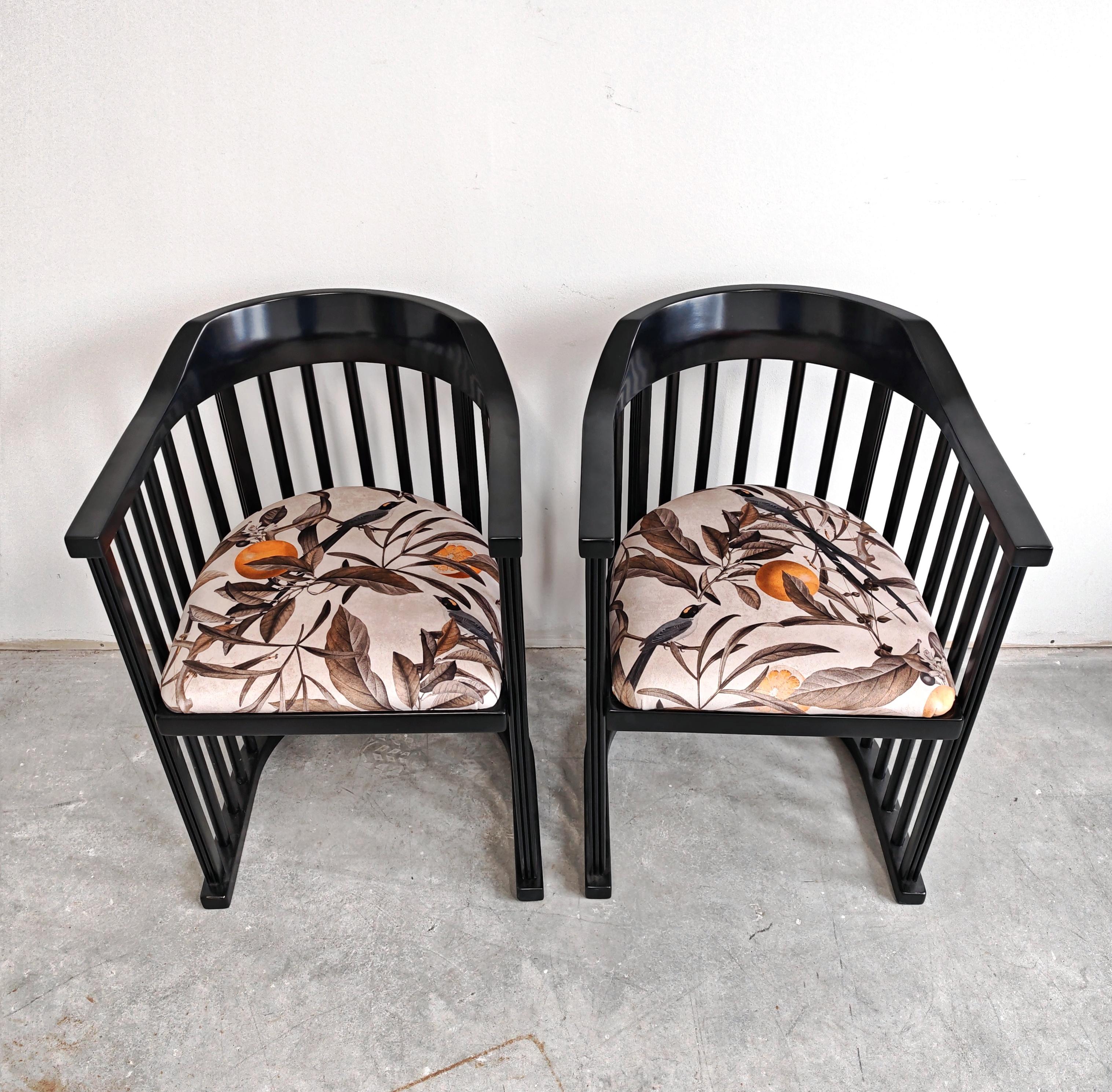 Dans cette annonce, vous trouverez une paire de fauteuils tonneaux Jugendstil entièrement remis à neuf dans le style de Josef Hoffmann. Ils sont fabriqués en hêtre et recouverts de peluche avec un imprimé d'oranges et d'hirondelles, ce qui leur
