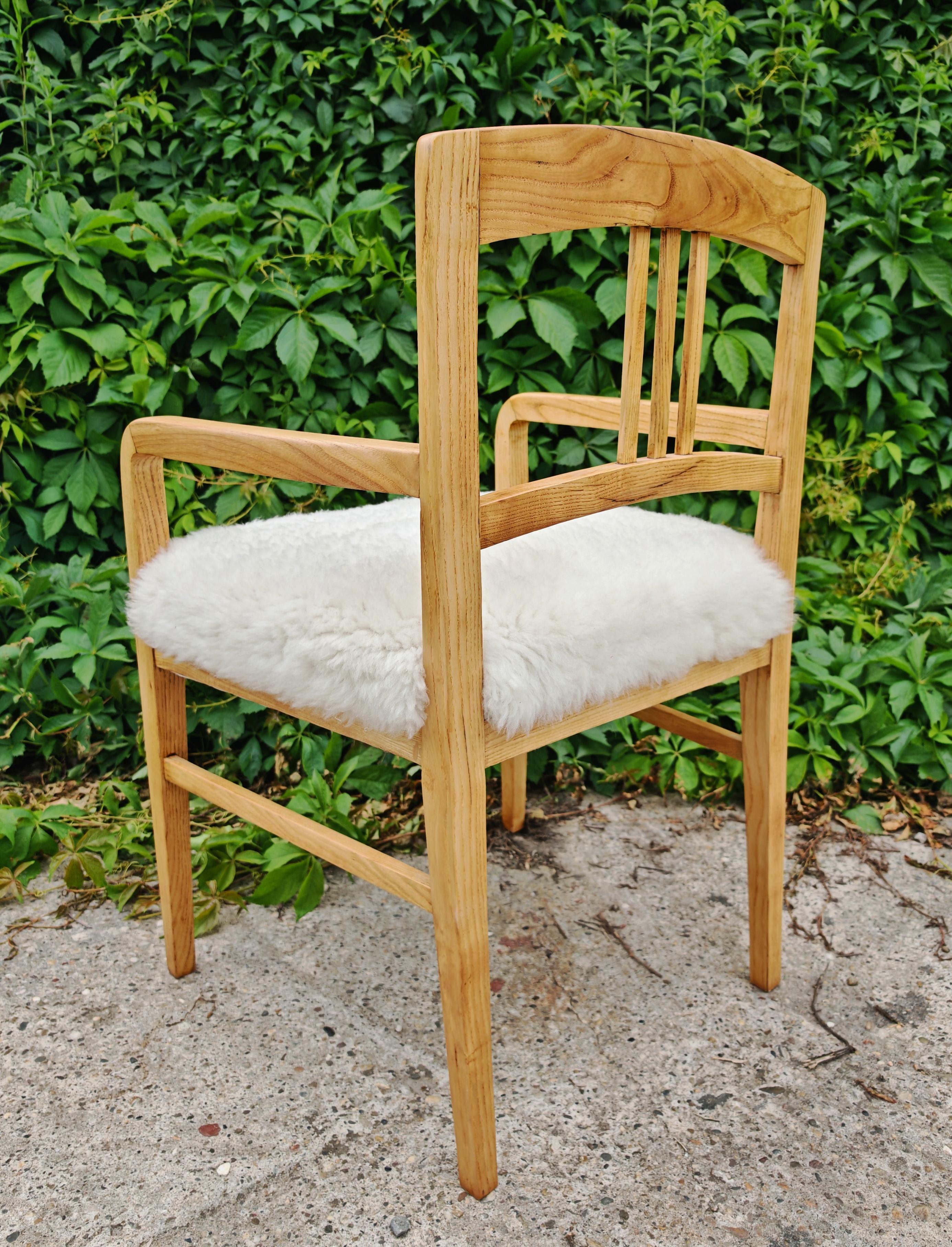 Pareja de sillones Jugendstil realizados en fresno tapizados en piel de cordero, Austria Década de 1910 en venta 4