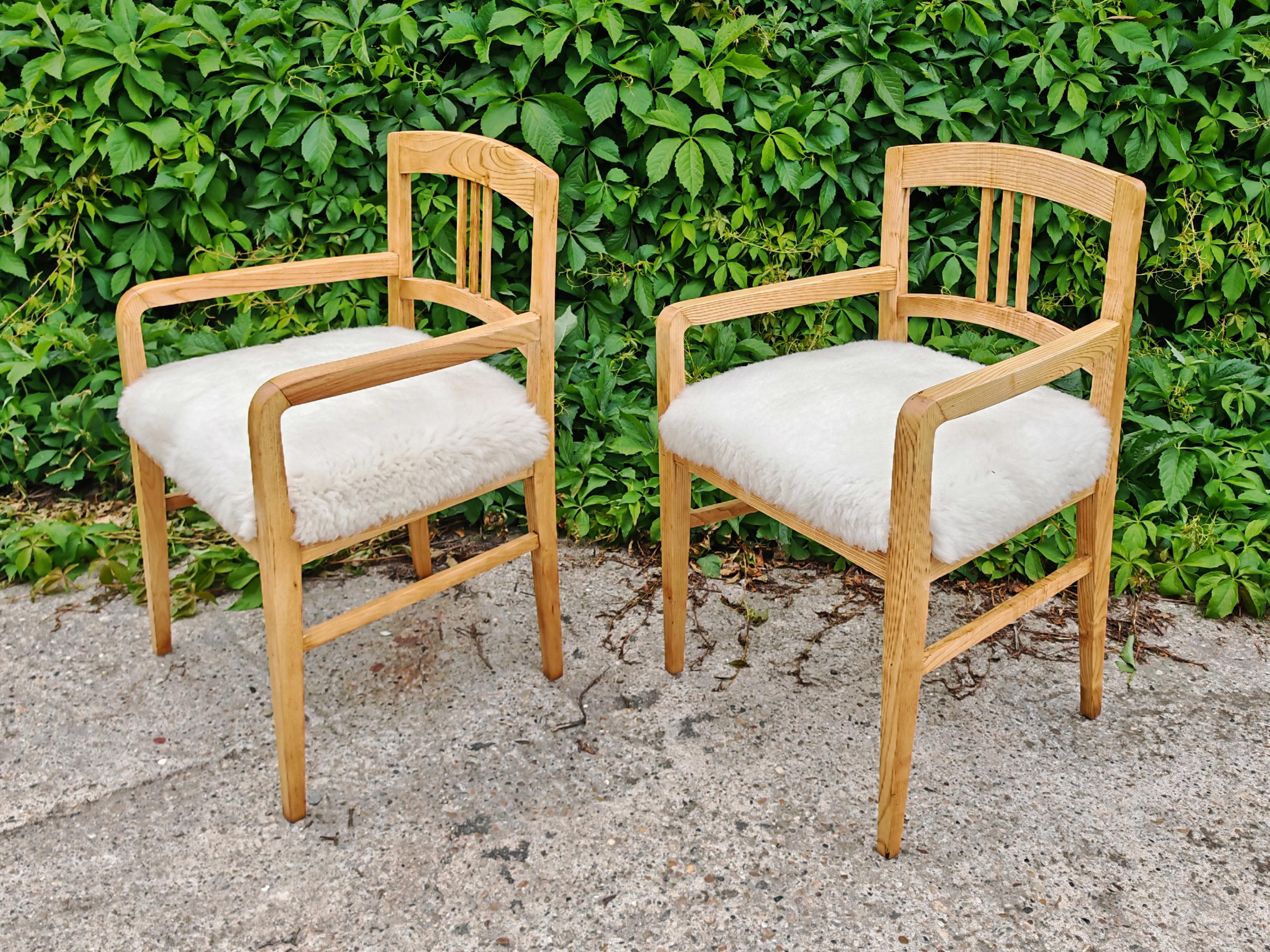 Pareja de sillones Jugendstil realizados en fresno tapizados en piel de cordero, Austria Década de 1910 en venta 5