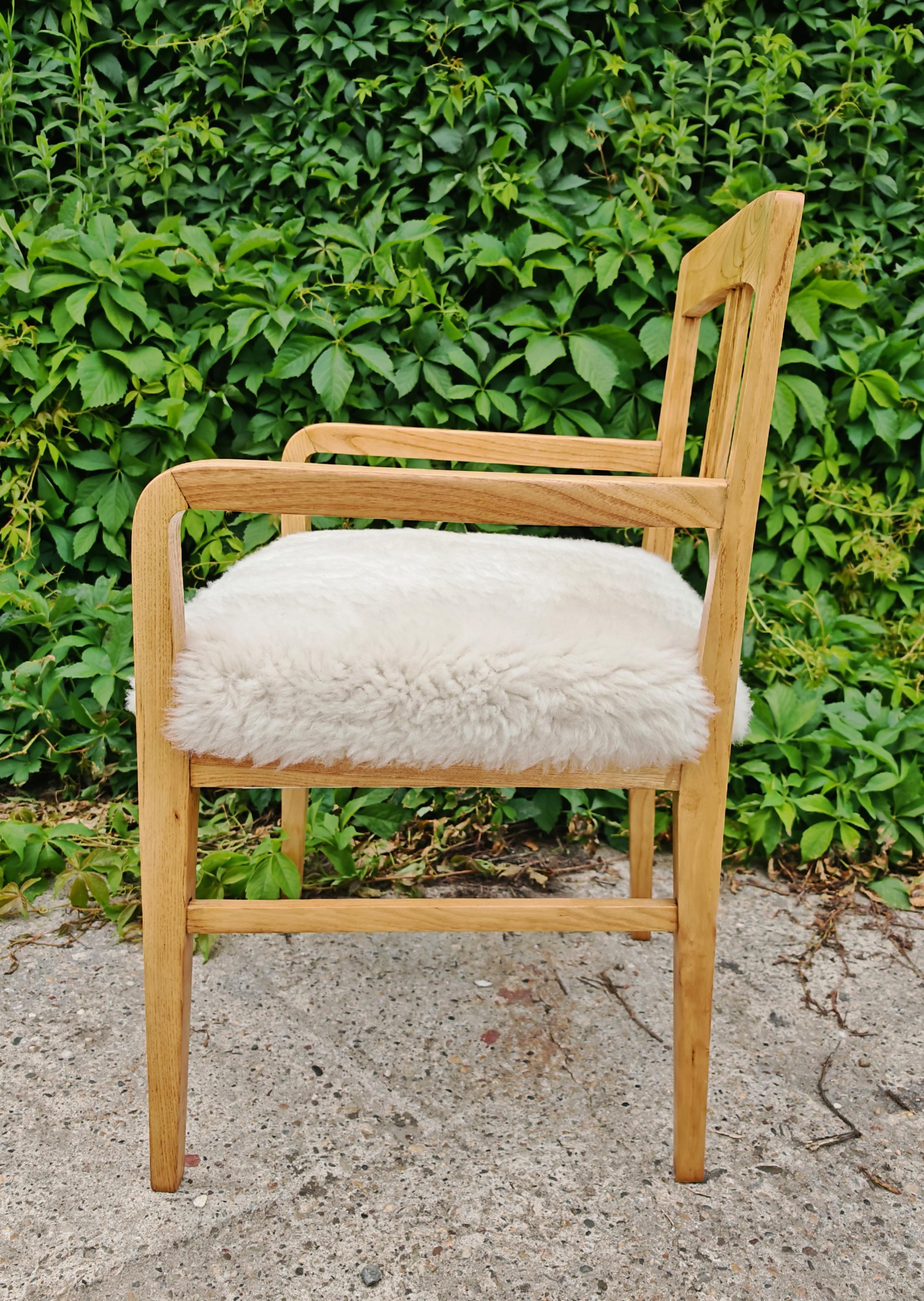 Pareja de sillones Jugendstil realizados en fresno tapizados en piel de cordero, Austria Década de 1910 en venta 6