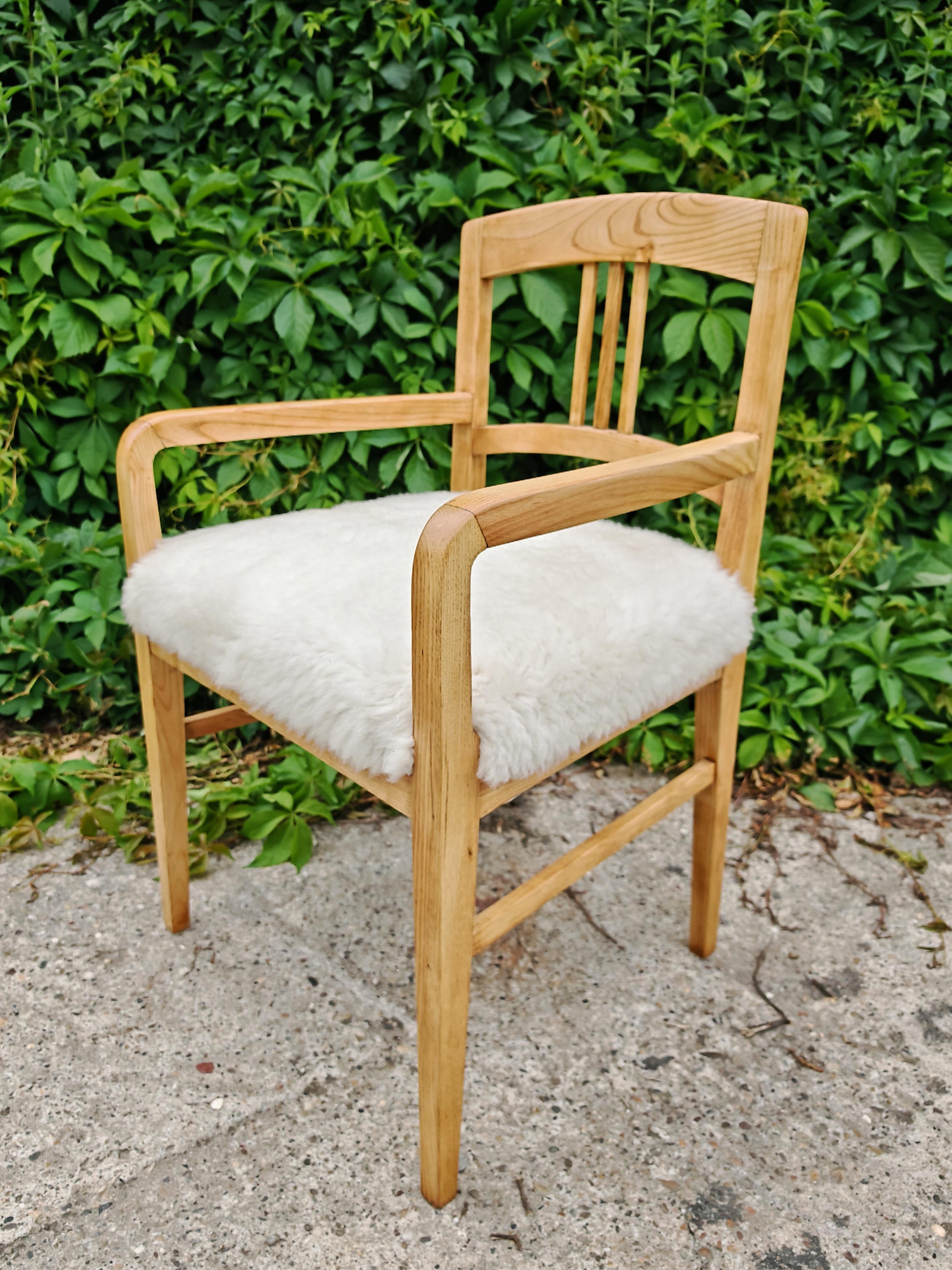 Pareja de sillones Jugendstil realizados en fresno tapizados en piel de cordero, Austria Década de 1910 en venta 7