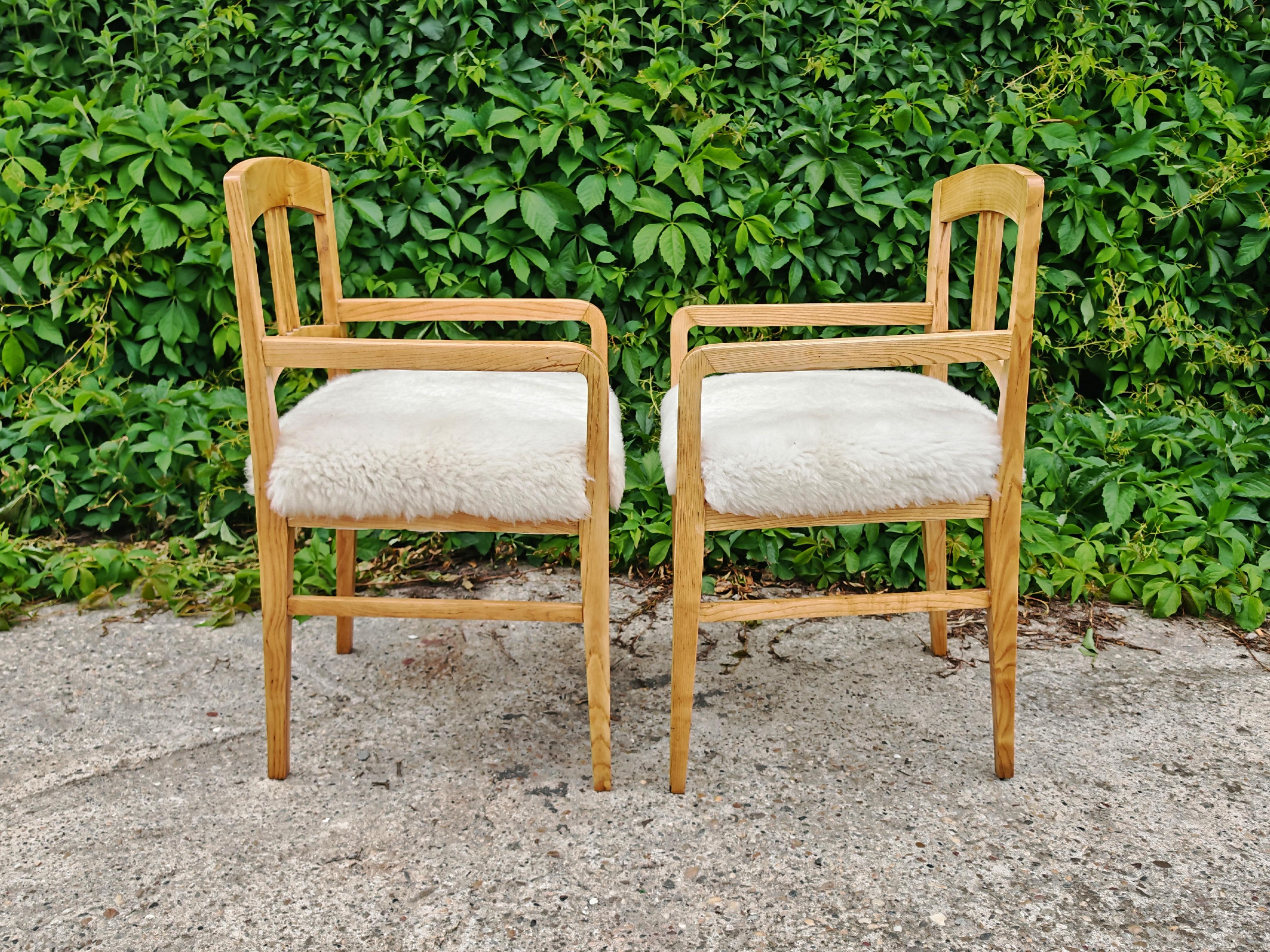 Pareja de sillones Jugendstil realizados en fresno tapizados en piel de cordero, Austria Década de 1910 en venta 10