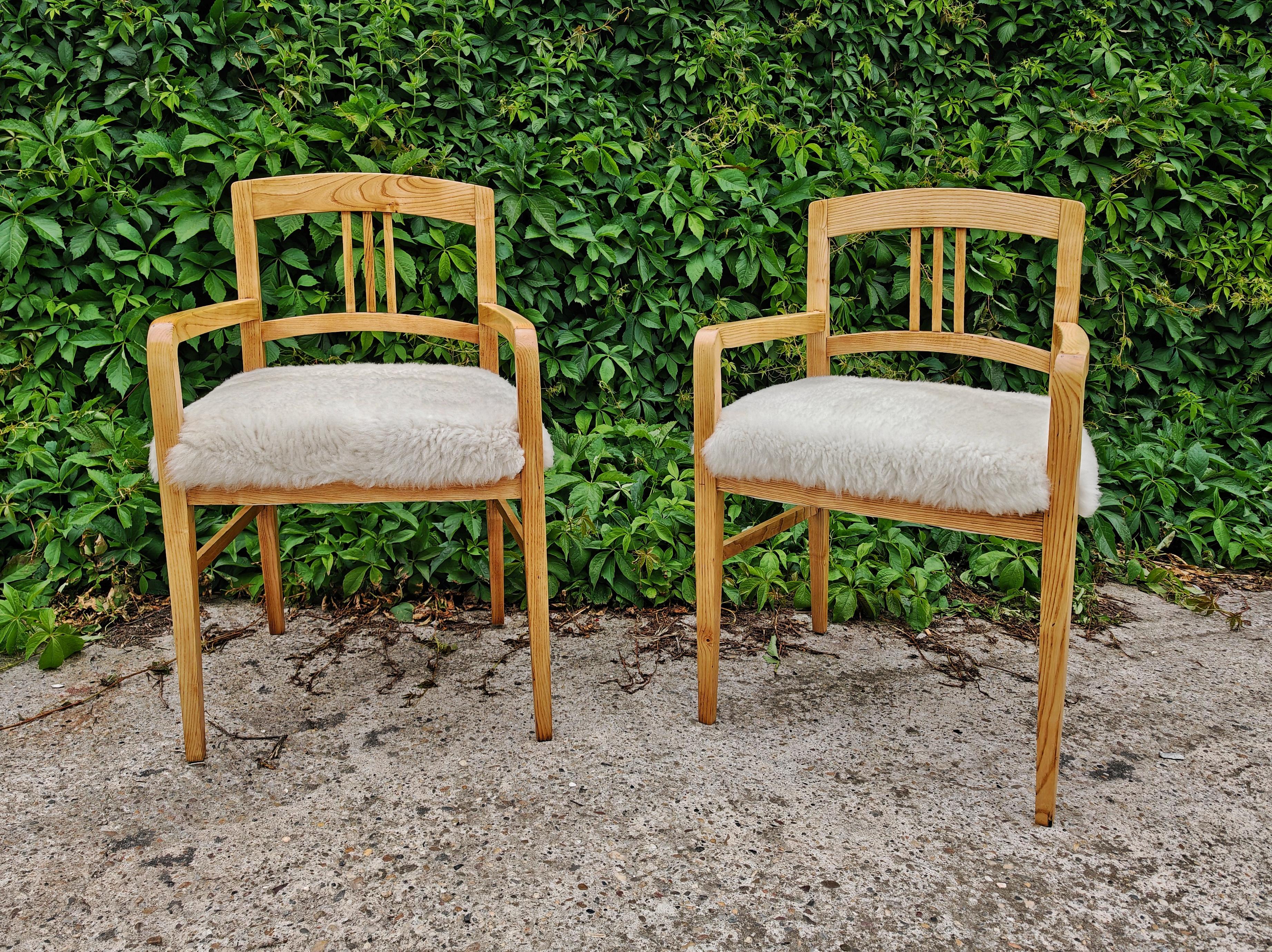 En este anuncio encontrarás un par de sillones antiguos realizados en madera de fresno y tapizados en piel de cordero. Los sillones están realizados en Jugendstil, con líneas limpias, realzadas con la hermosa veta del fresno. Fabricado en Austria