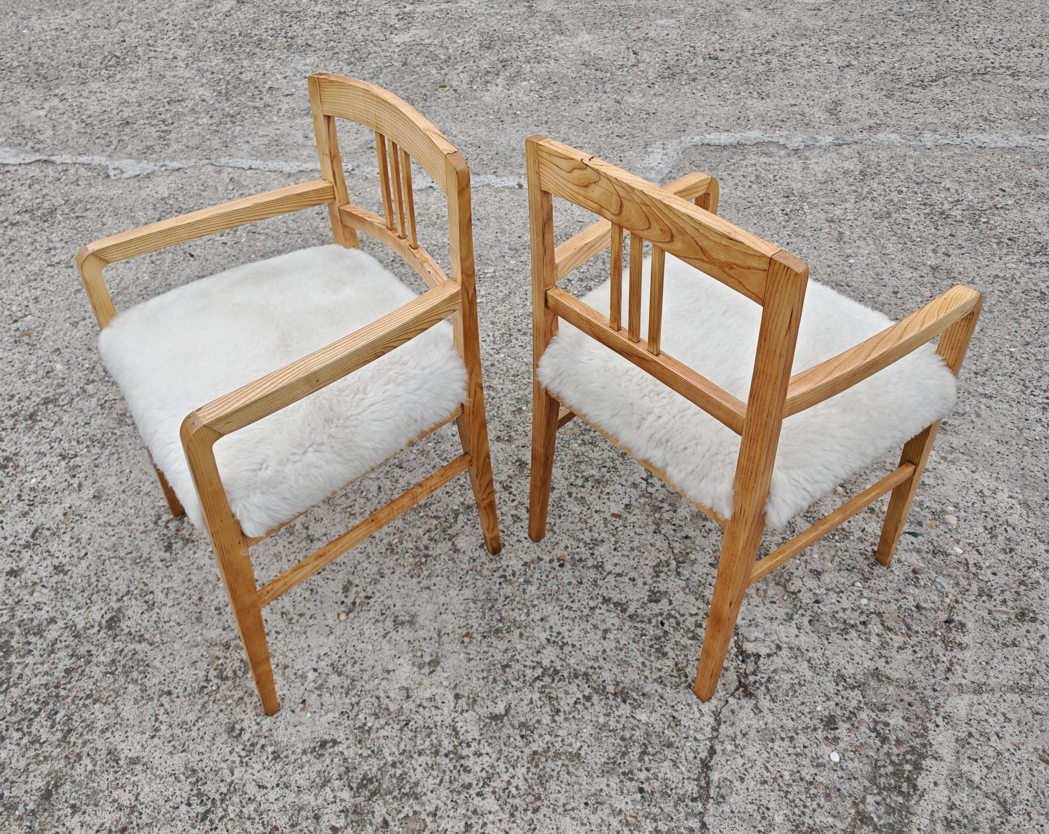 Pareja de sillones Jugendstil realizados en fresno tapizados en piel de cordero, Austria Década de 1910 en venta 14