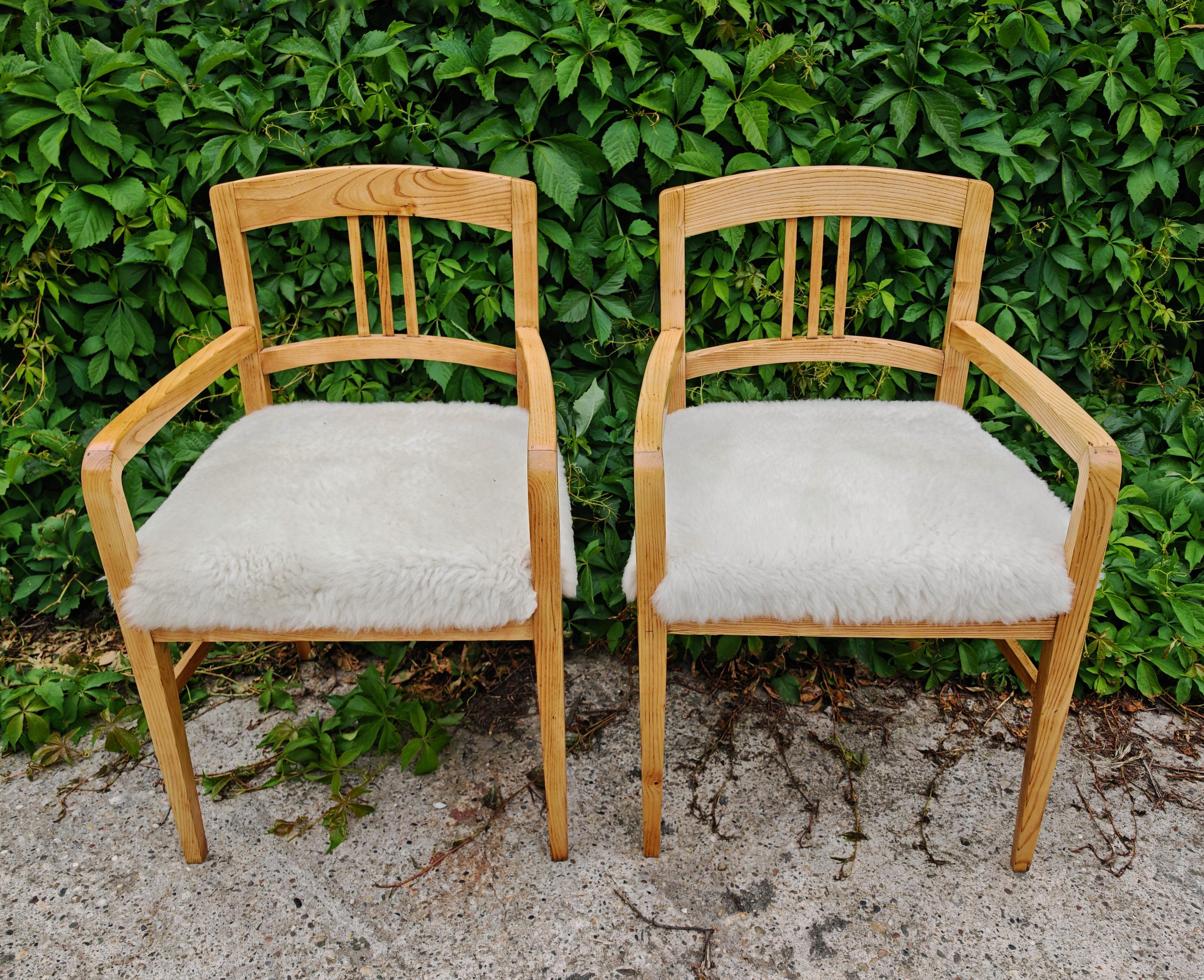 Pareja de sillones Jugendstil realizados en fresno tapizados en piel de cordero, Austria Década de 1910 principios del siglo XX en venta