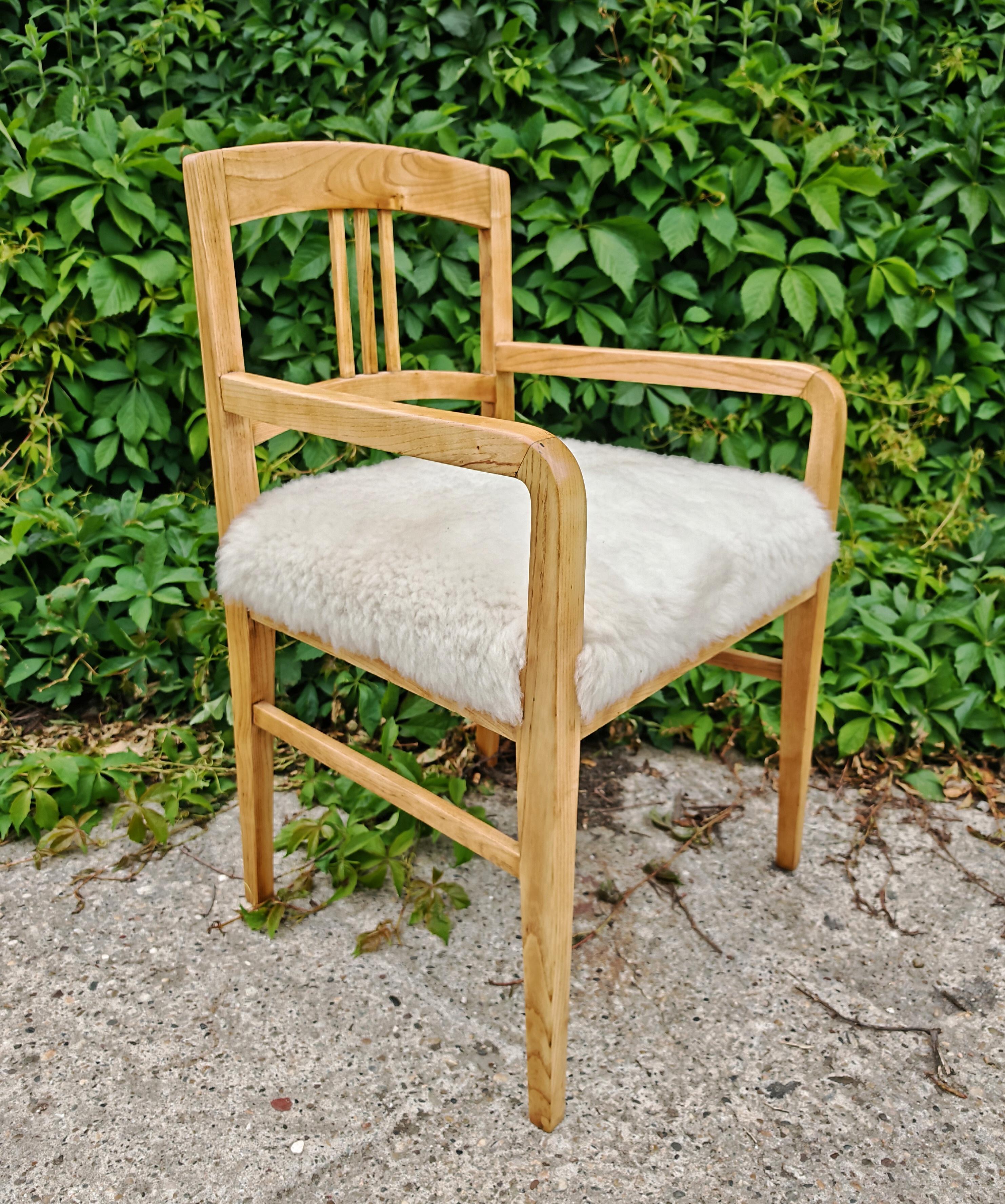 Pareja de sillones Jugendstil realizados en fresno tapizados en piel de cordero, Austria Década de 1910 Corderillo en venta