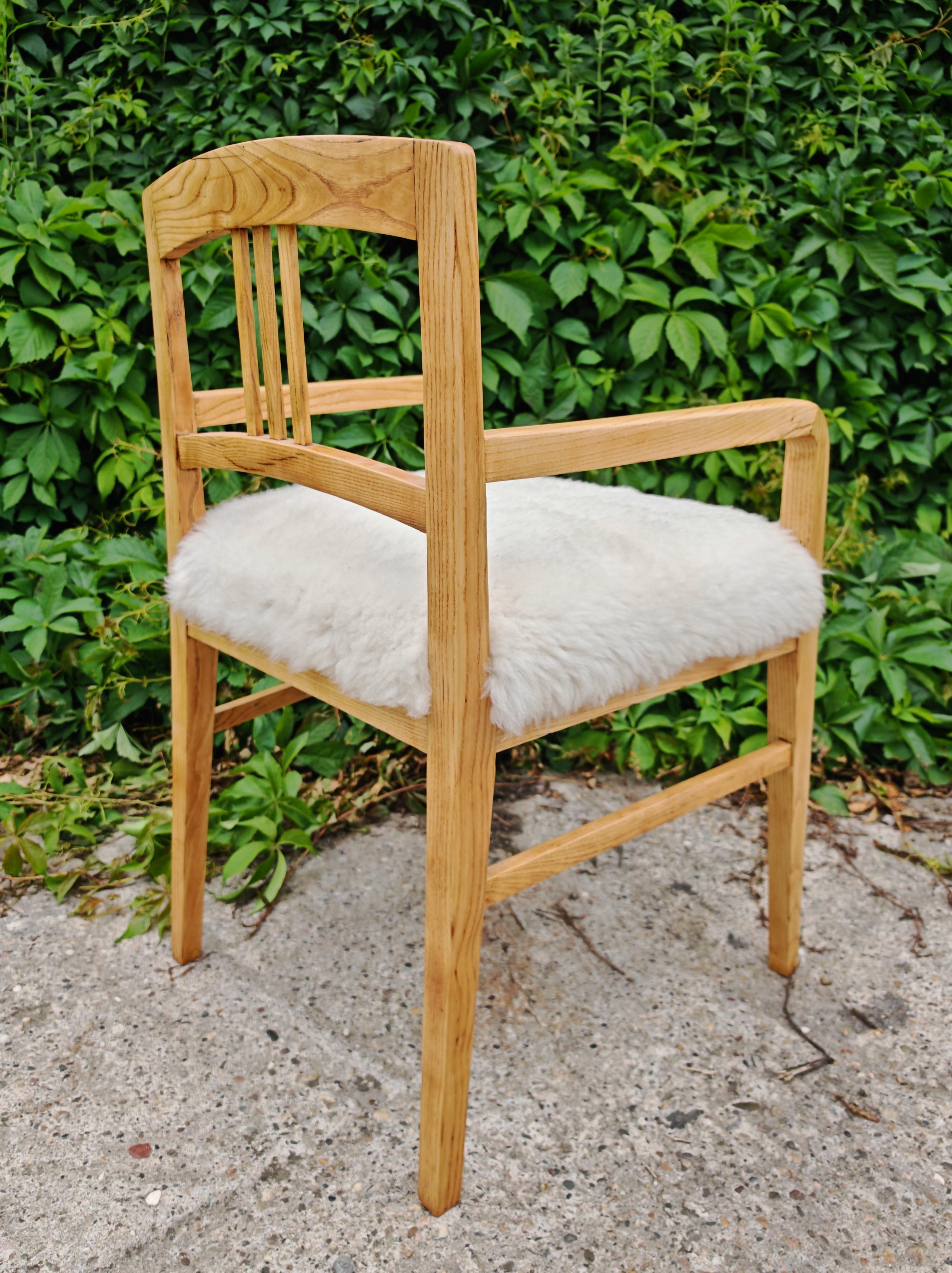 Pareja de sillones Jugendstil realizados en fresno tapizados en piel de cordero, Austria Década de 1910 en venta 2