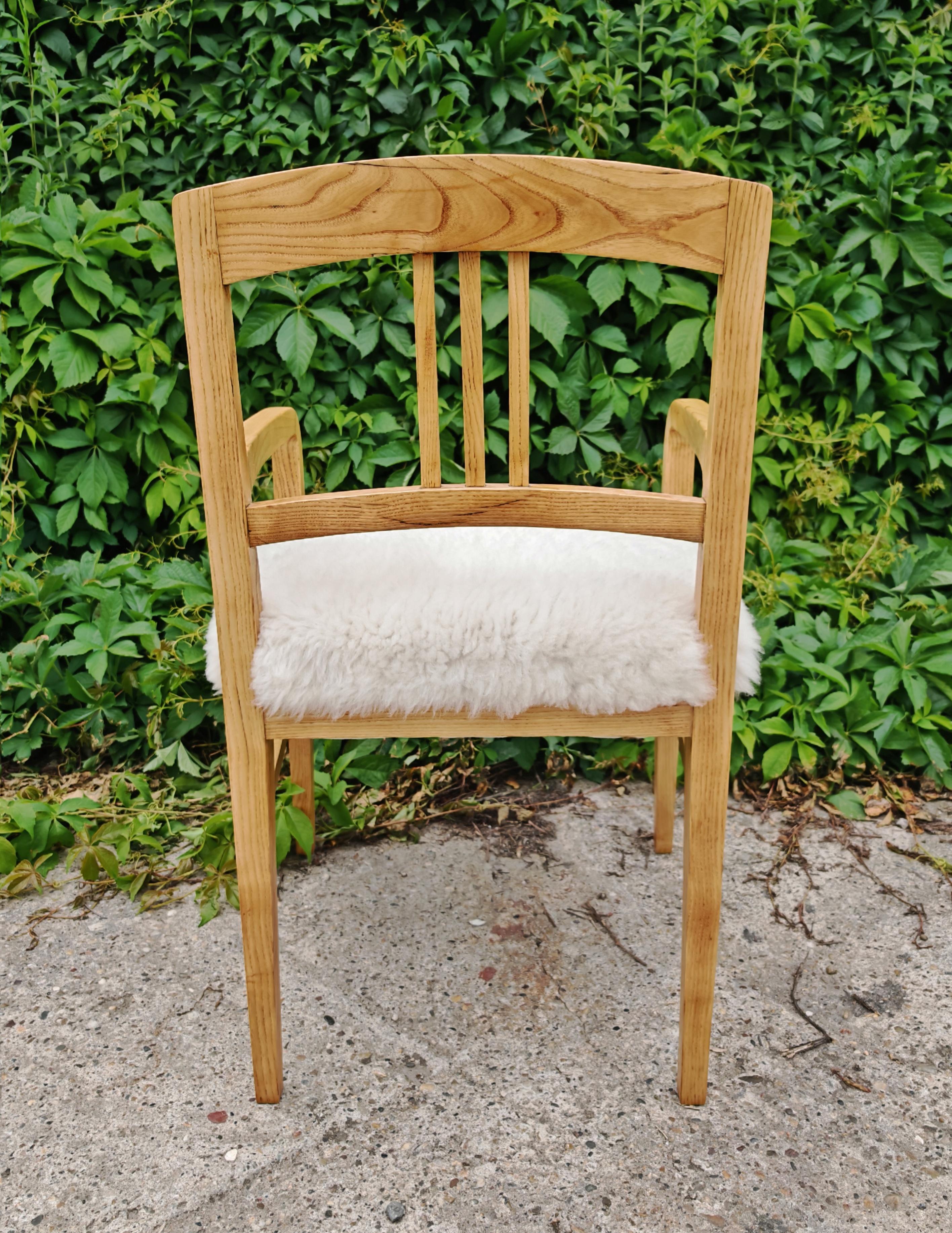Pareja de sillones Jugendstil realizados en fresno tapizados en piel de cordero, Austria Década de 1910 en venta 3