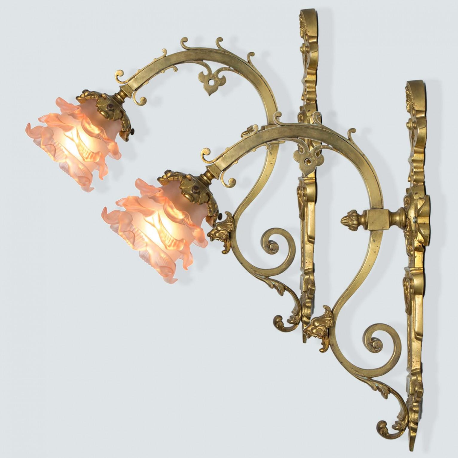Un set di bellissime applique in ottone Jugendstil, prodotte in Francia nel XX secolo. Il vetro rosa a forma di fiore crea una bellissima atmosfera. La cornice è realizzata in ottone.

Dimensioni:
Altezza: 40 cm (15,75