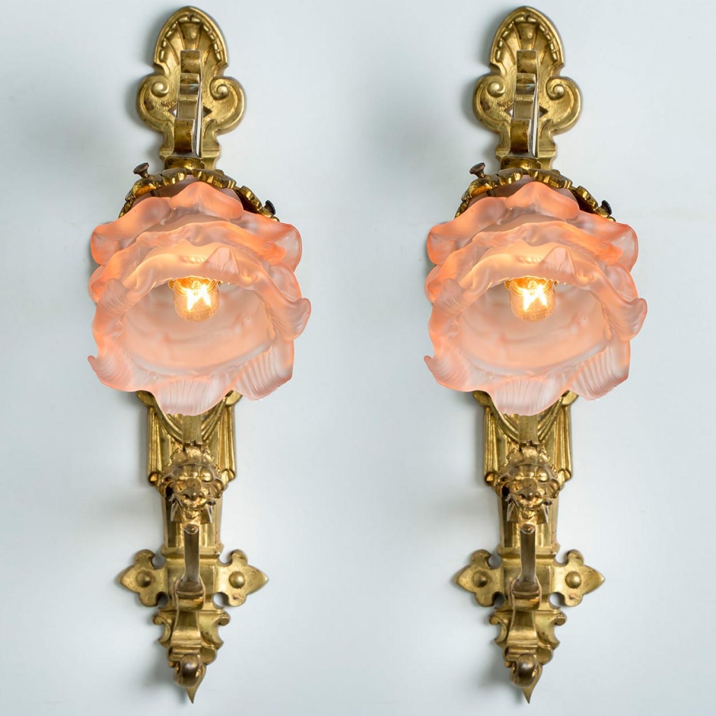 Francese Coppia di appliques in ottone Jugendstil Fiore rosa, Francia 1930 in vendita