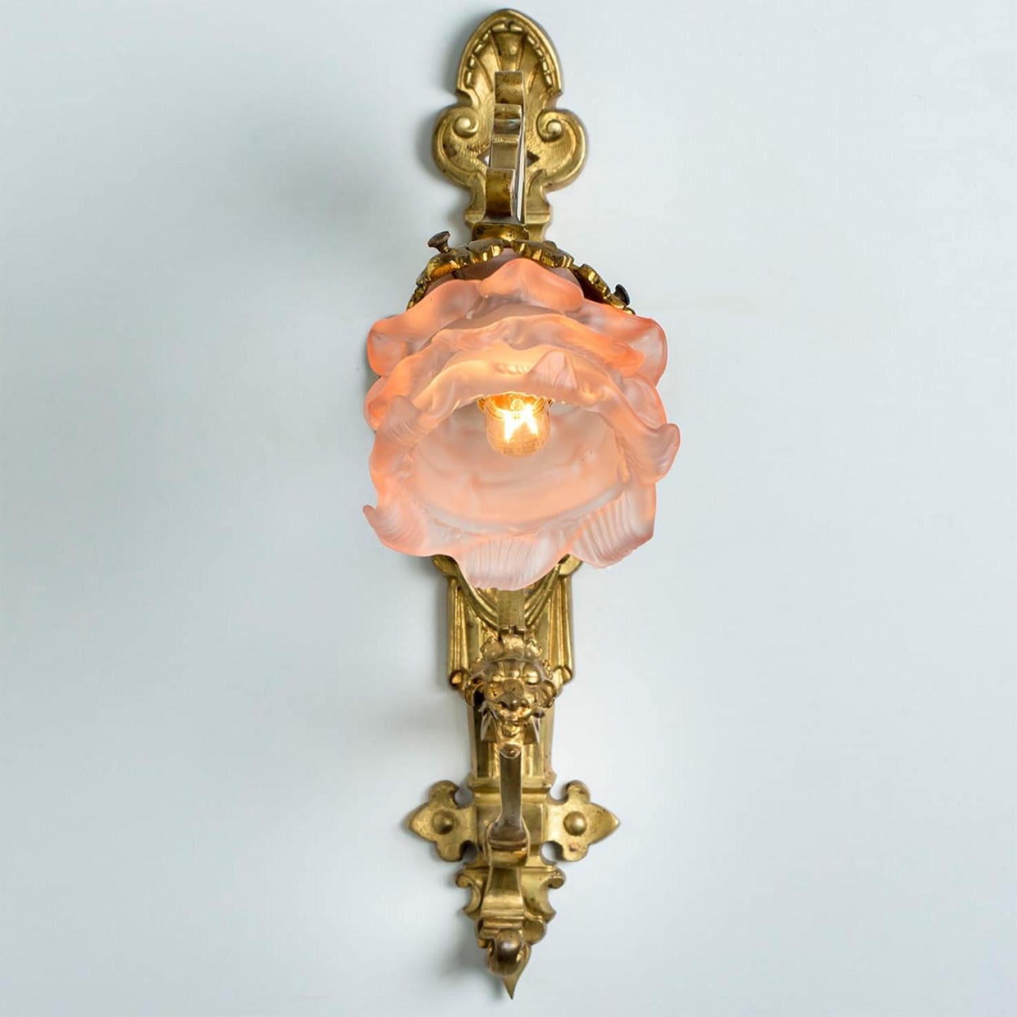 XX secolo Coppia di appliques in ottone Jugendstil Fiore rosa, Francia 1930 in vendita