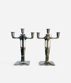 Paire de bougeoirs de style Art nouveau en étain, signés Achille Gamba
